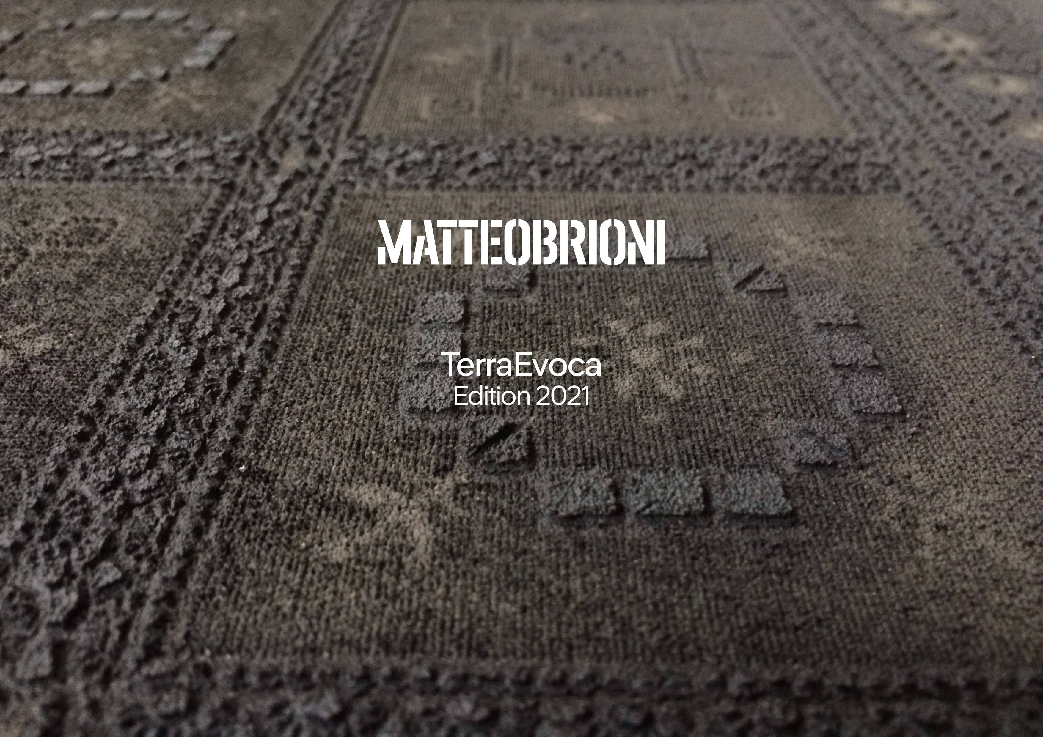 Custom made artistic decoration in raw earth made by Matteo Brioni