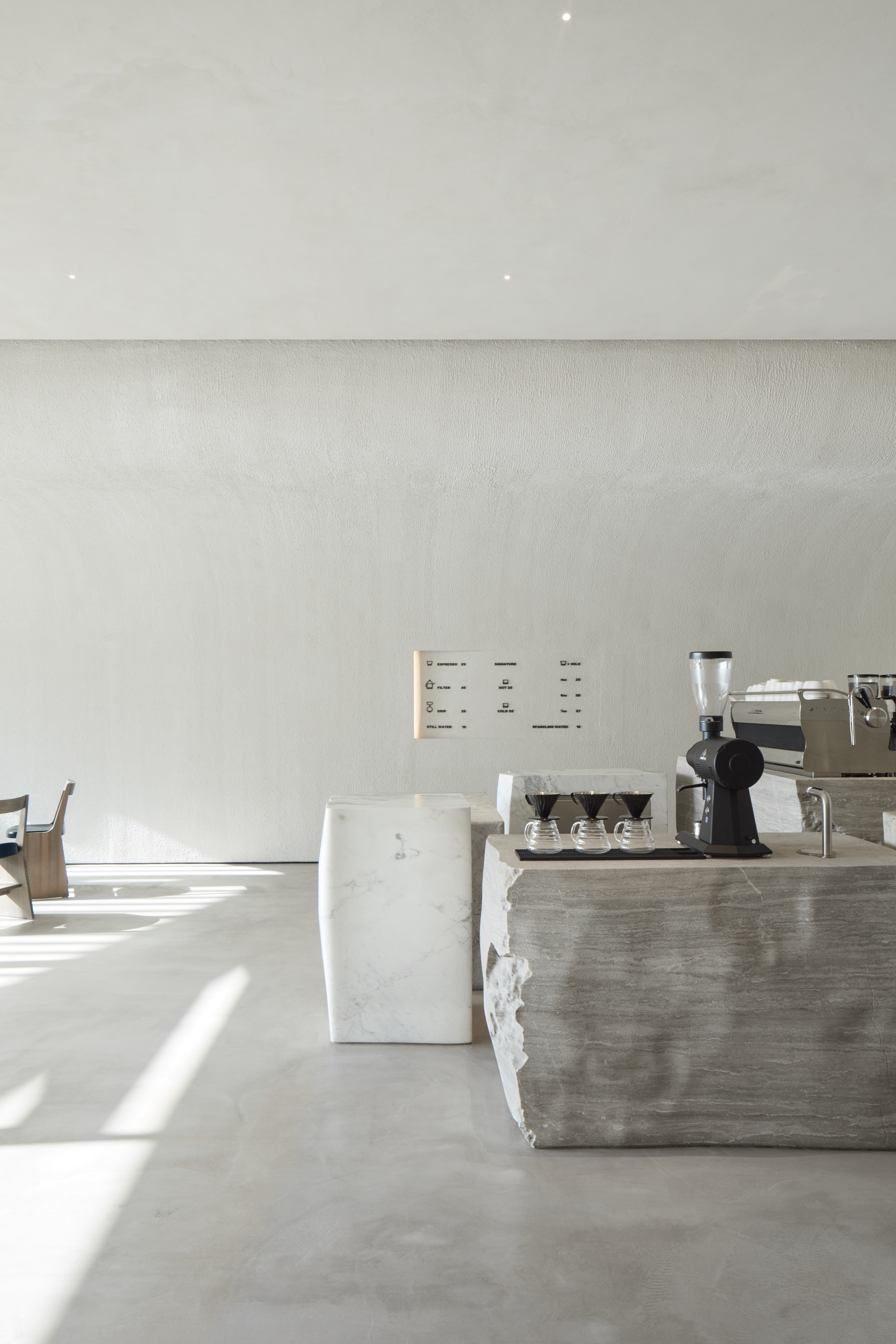 Matteo Brioni's reinforced fine and coarse-grained clay plasters TerraVista Plus and Multiterra Plus Custom Neve (snow) color for Orijins cafè in Dubai by VSHD Design