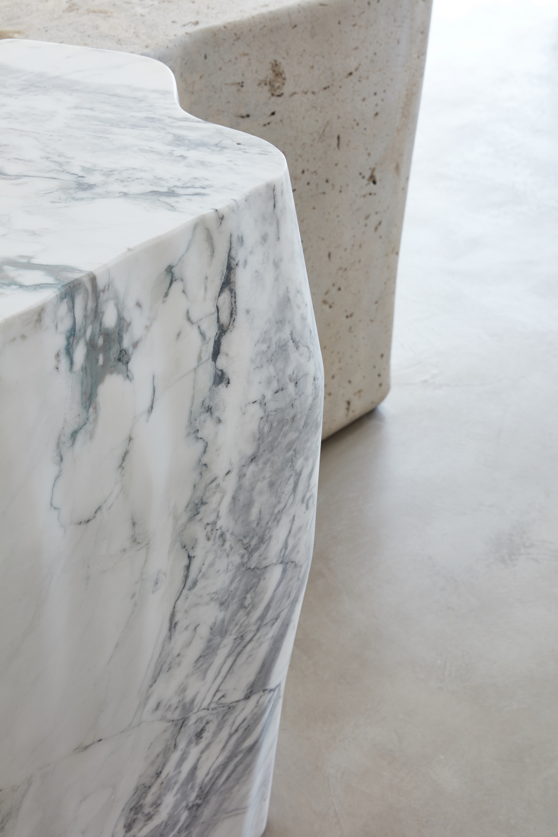 Matteo Brioni's reinforced fine and coarse-grained clay plasters TerraVista Plus and Multiterra Plus Custom Neve (snow) color for Orijins cafè in Dubai by VSHD Design