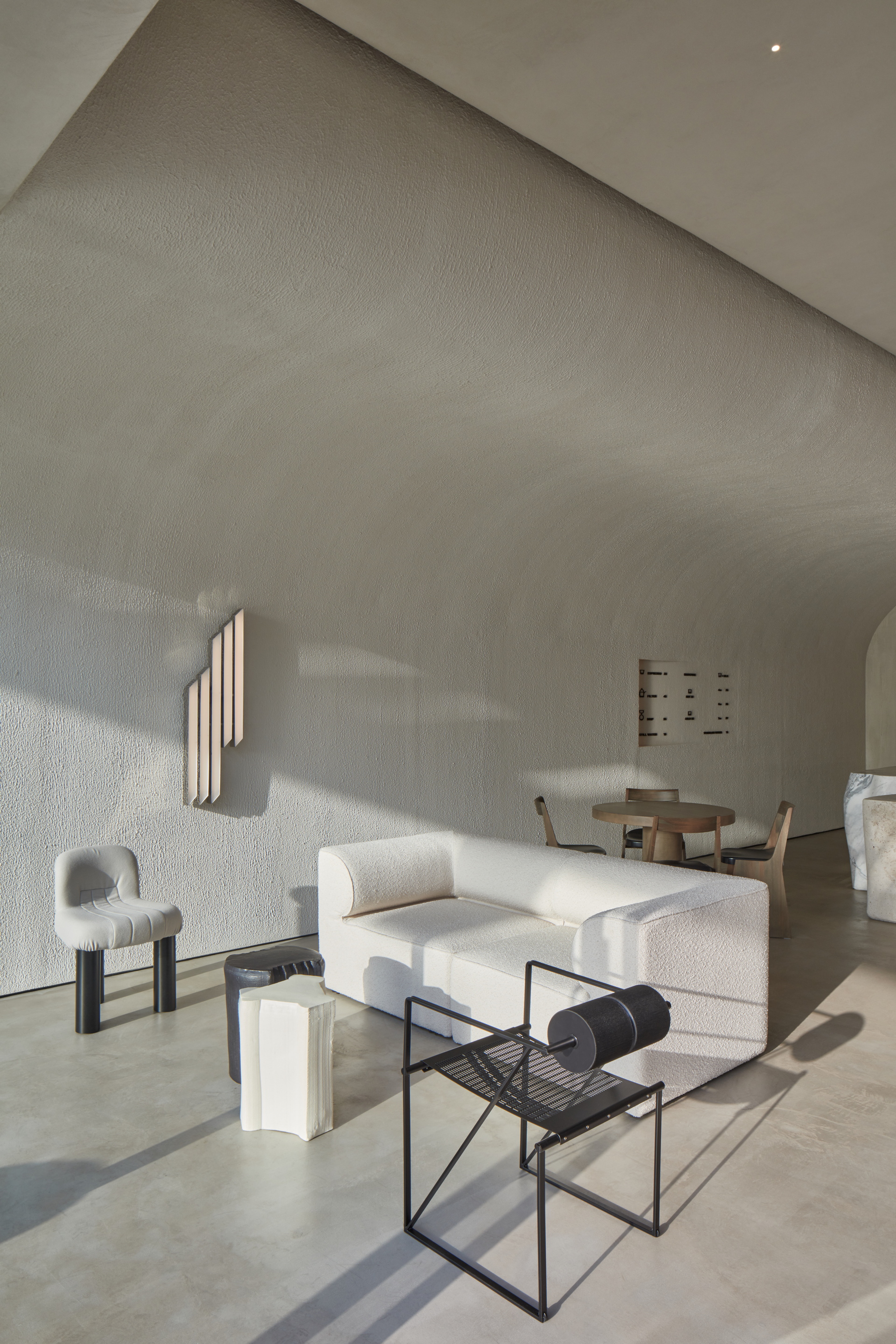 Matteo Brioni's reinforced fine and coarse-grained clay plasters TerraVista Plus and Multiterra Plus Custom Neve (snow) color for Orijins cafè in Dubai by VSHD Design