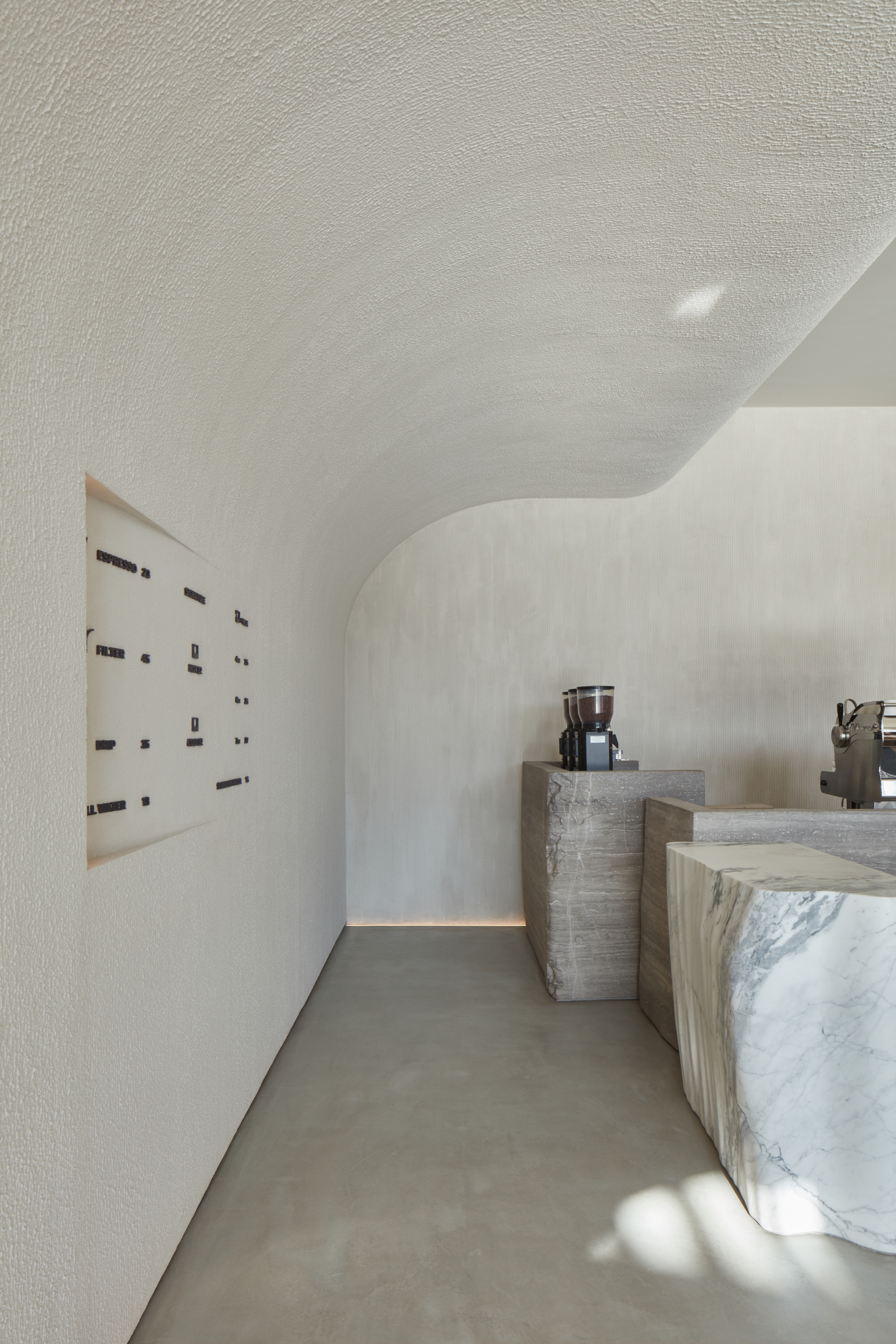 Matteo Brioni's reinforced fine and coarse-grained clay plasters TerraVista Plus and Multiterra Plus Custom Neve (snow) color for Orijins cafè in Dubai by VSHD Design