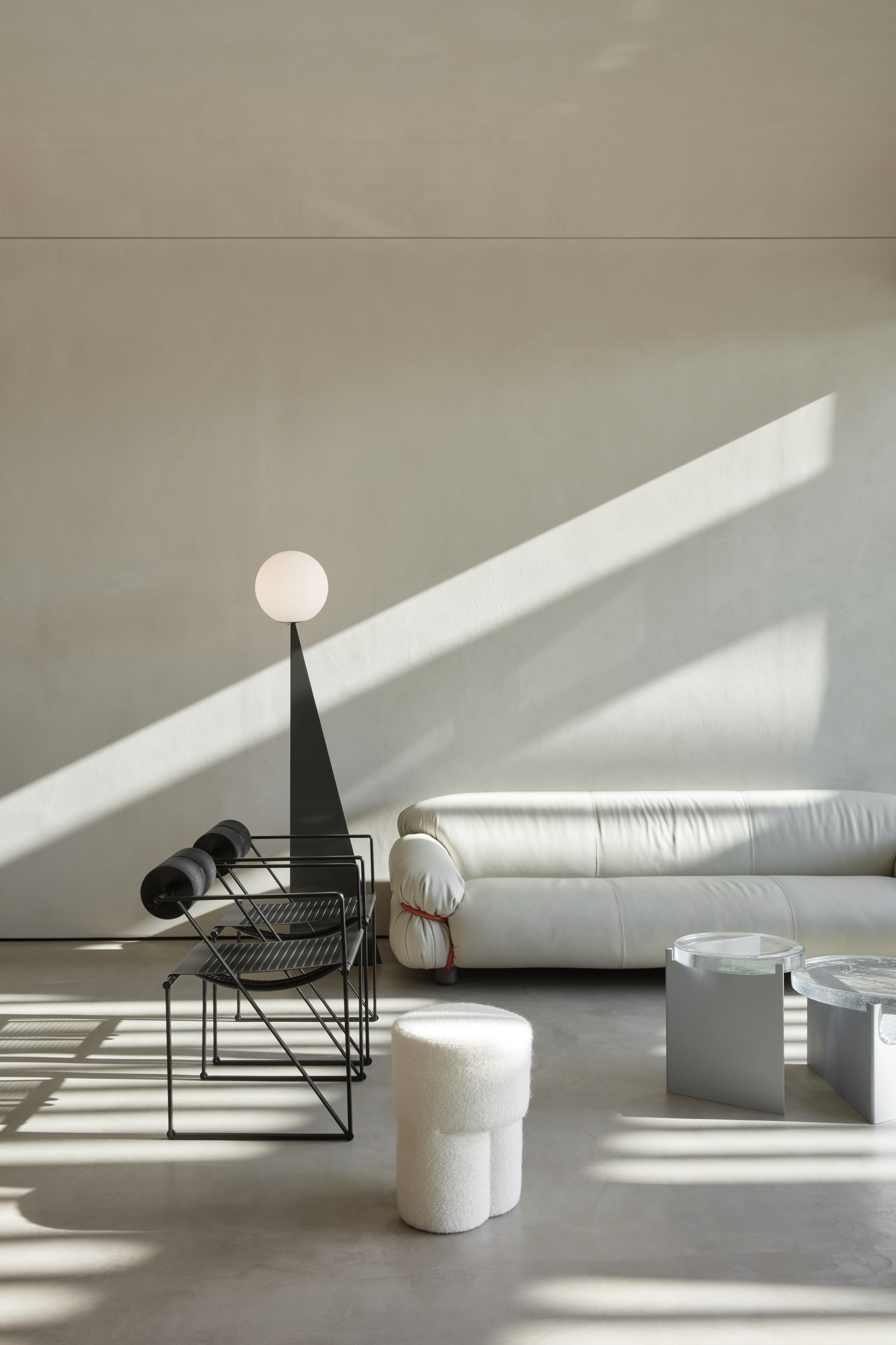 Matteo Brioni's reinforced fine and coarse-grained clay plasters TerraVista Plus and Multiterra Plus Custom Neve (snow) color for Orijins cafè in Dubai by VSHD Design