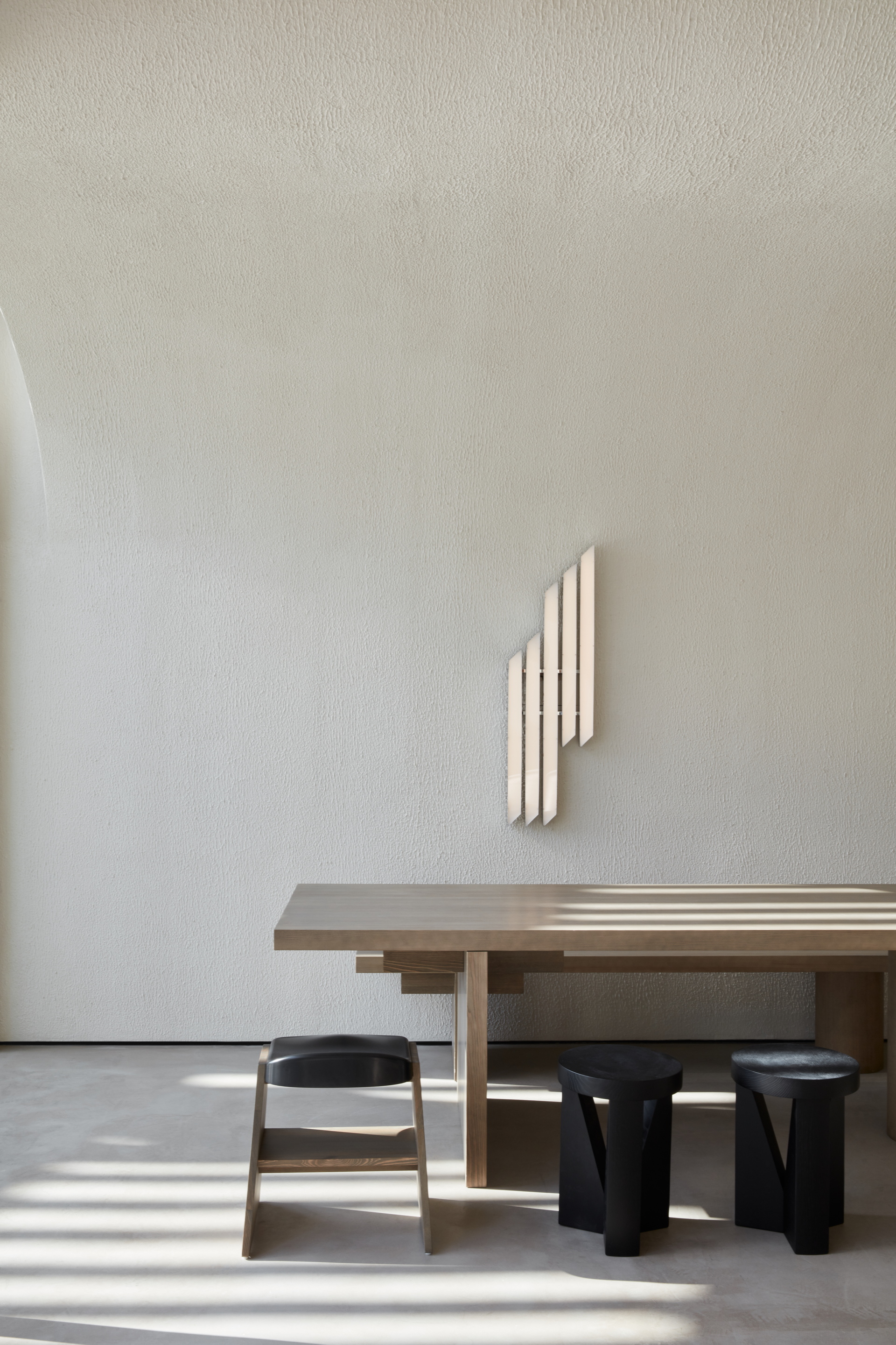 Matteo Brioni's reinforced fine and coarse-grained clay plasters TerraVista Plus and Multiterra Plus Custom Neve (snow) color for Orijins cafè in Dubai by VSHD Design