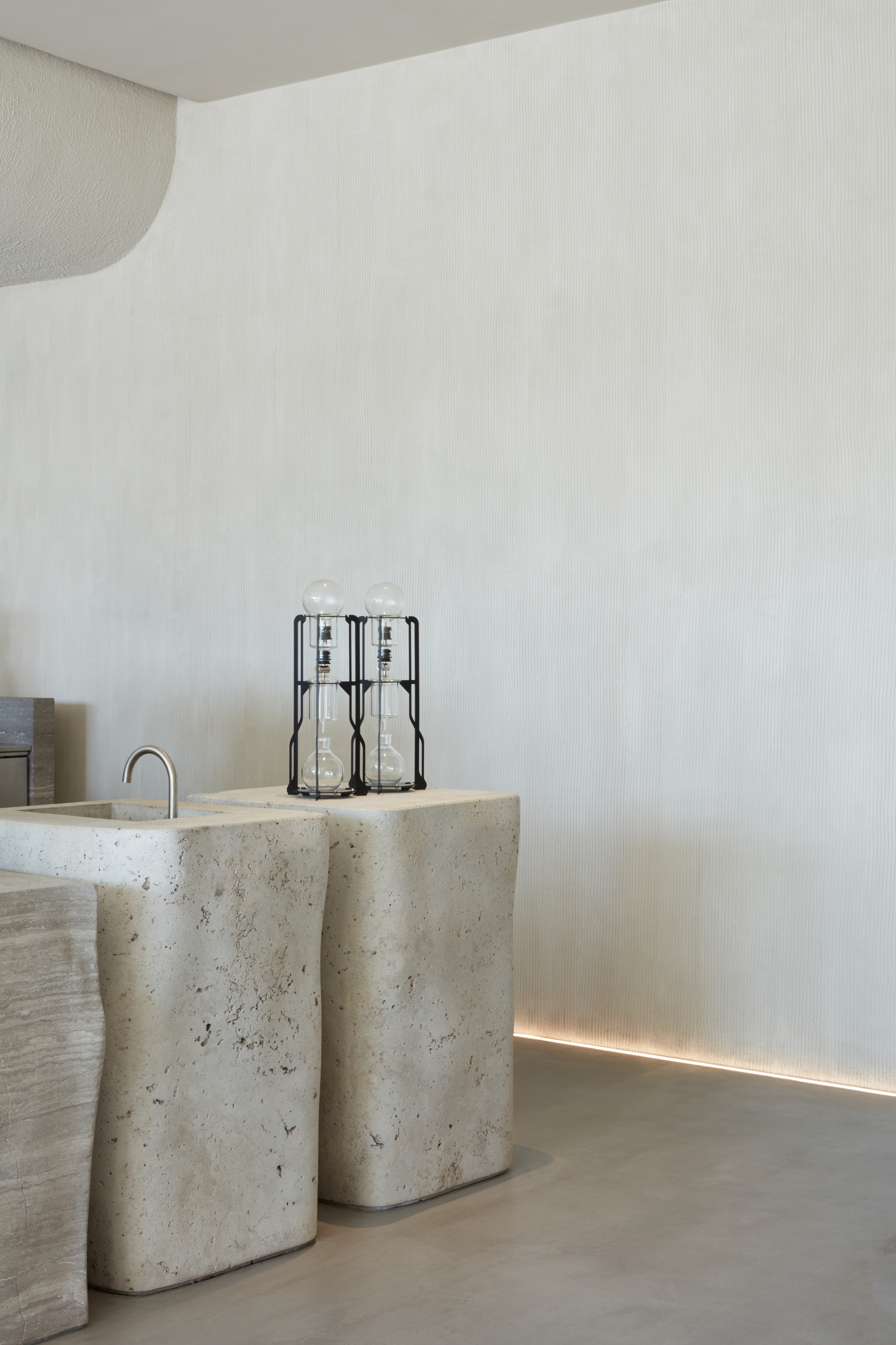 Matteo Brioni's reinforced fine and coarse-grained clay plasters TerraVista Plus and Multiterra Plus Custom Neve (snow) color for Orijins cafè in Dubai by VSHD Design