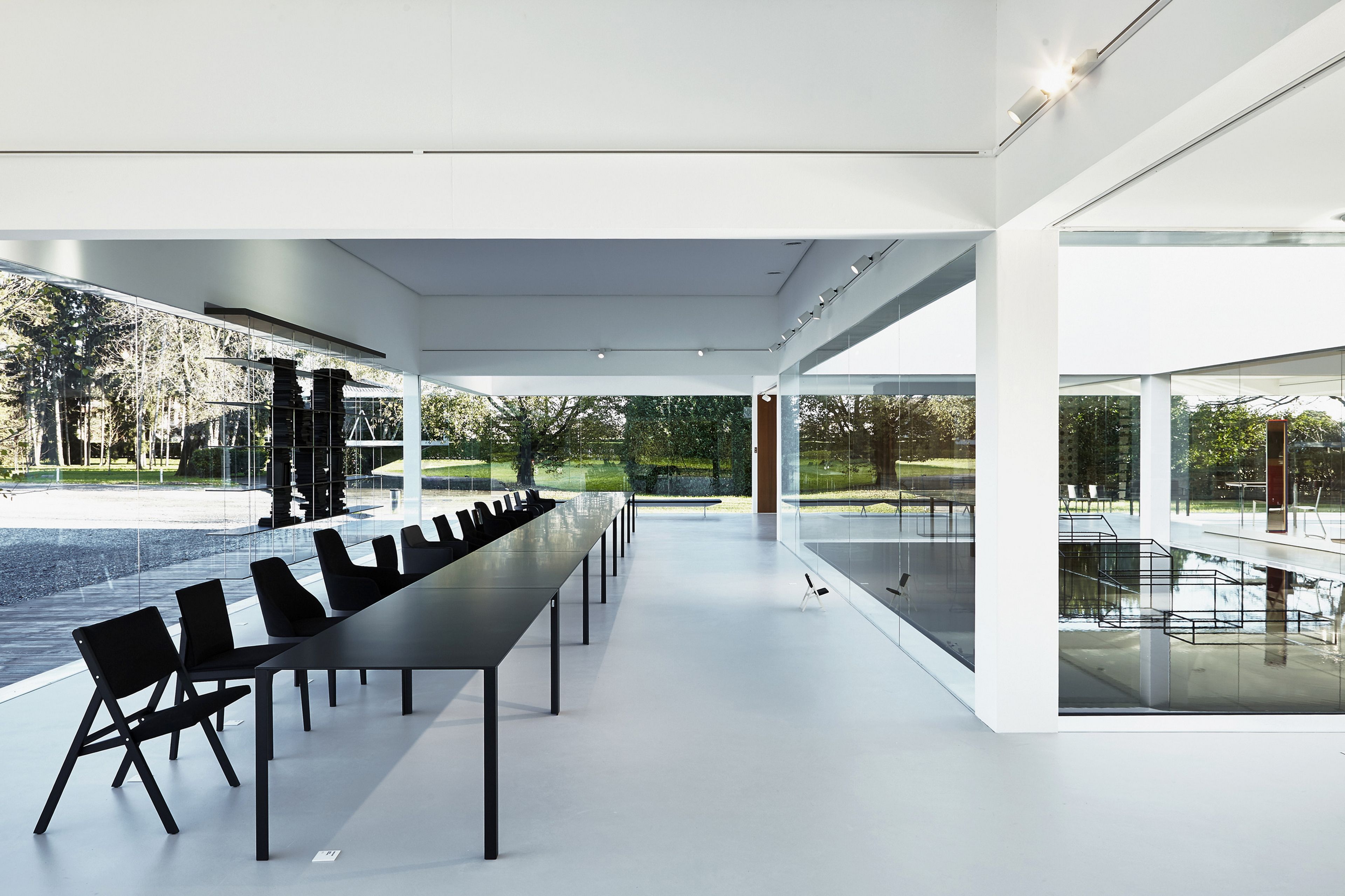 Molteni &#038; C Glass Cube HQ showrrom in Giussano by Ron Gilad, made with TerraFloor Smooth Custom