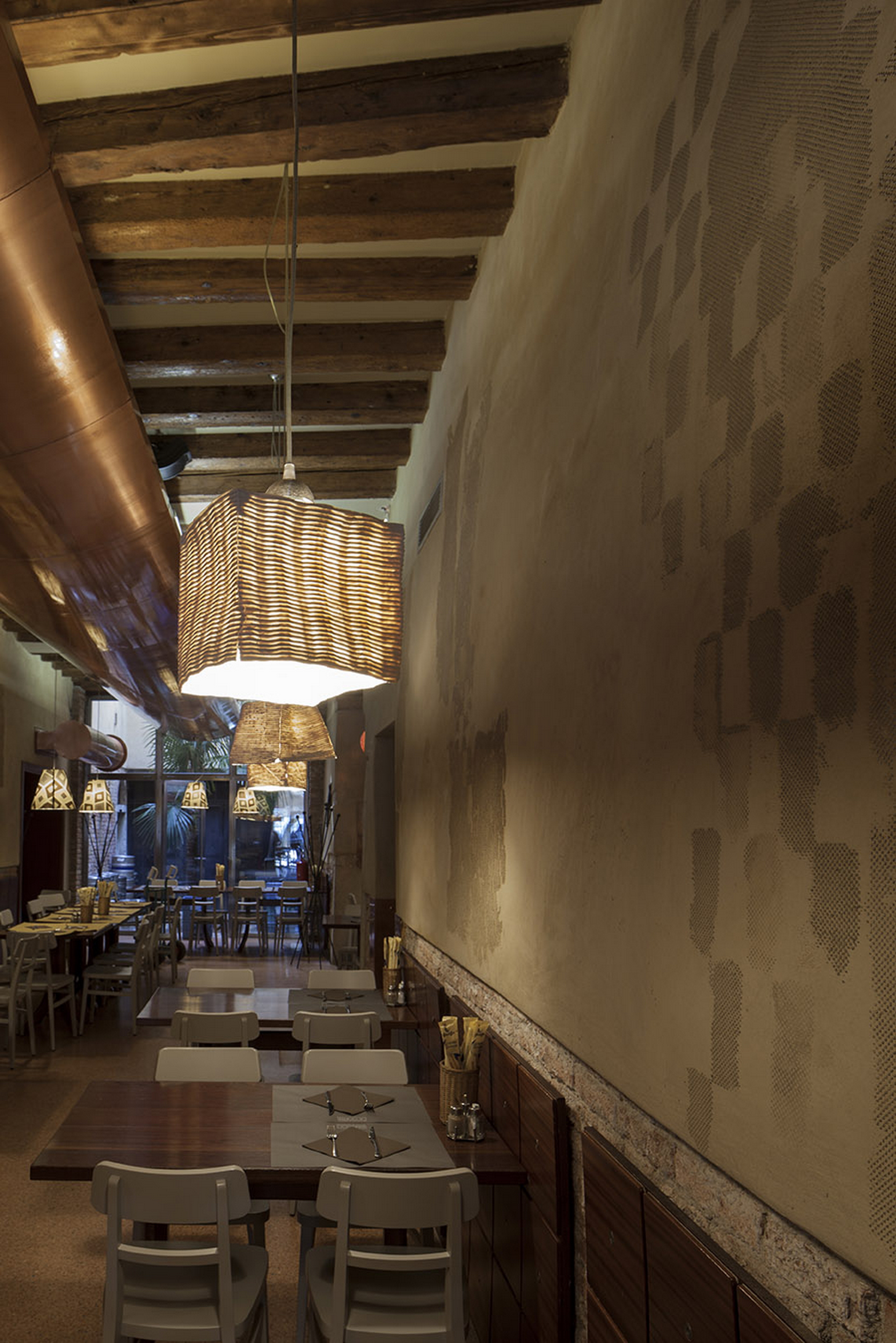 Birraria restaurant in Venice by Isabella Breda, made with TerraEvoca 2 Layers Cannella, photo by Bruno Pulici