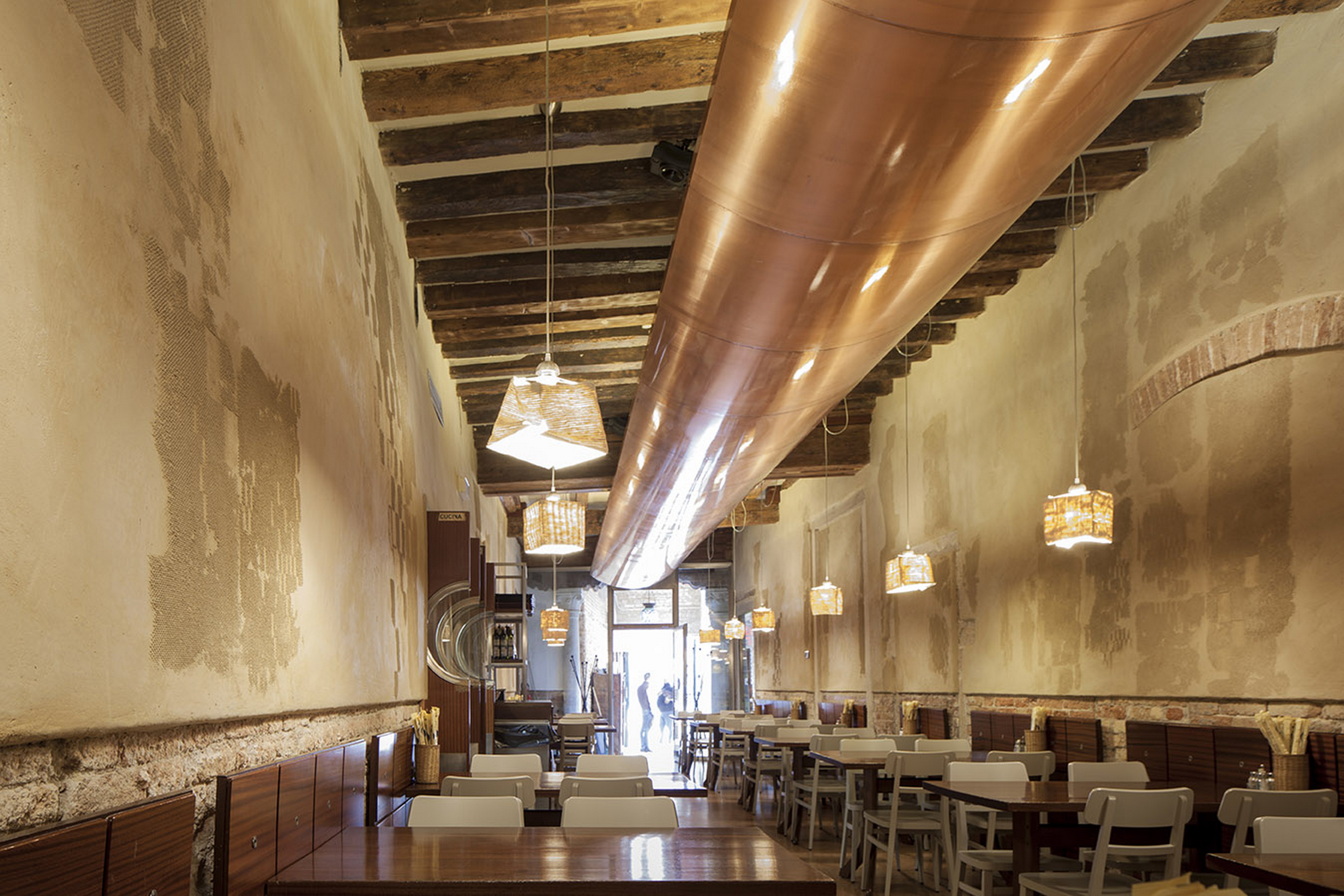 Birraria restaurant in Venice by Isabella Breda, made with TerraEvoca 2 Layers Cannella, photo by Bruno Pulici
