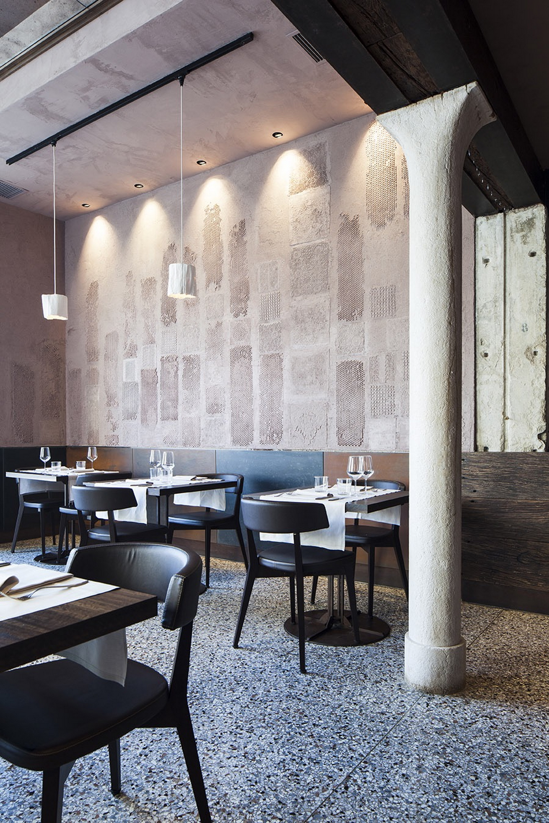 Vinaria restaurant in Venice by Isabella Breda, made with TerraEvoca 2 Layers Floral Cannella photo by Bruno Pulici