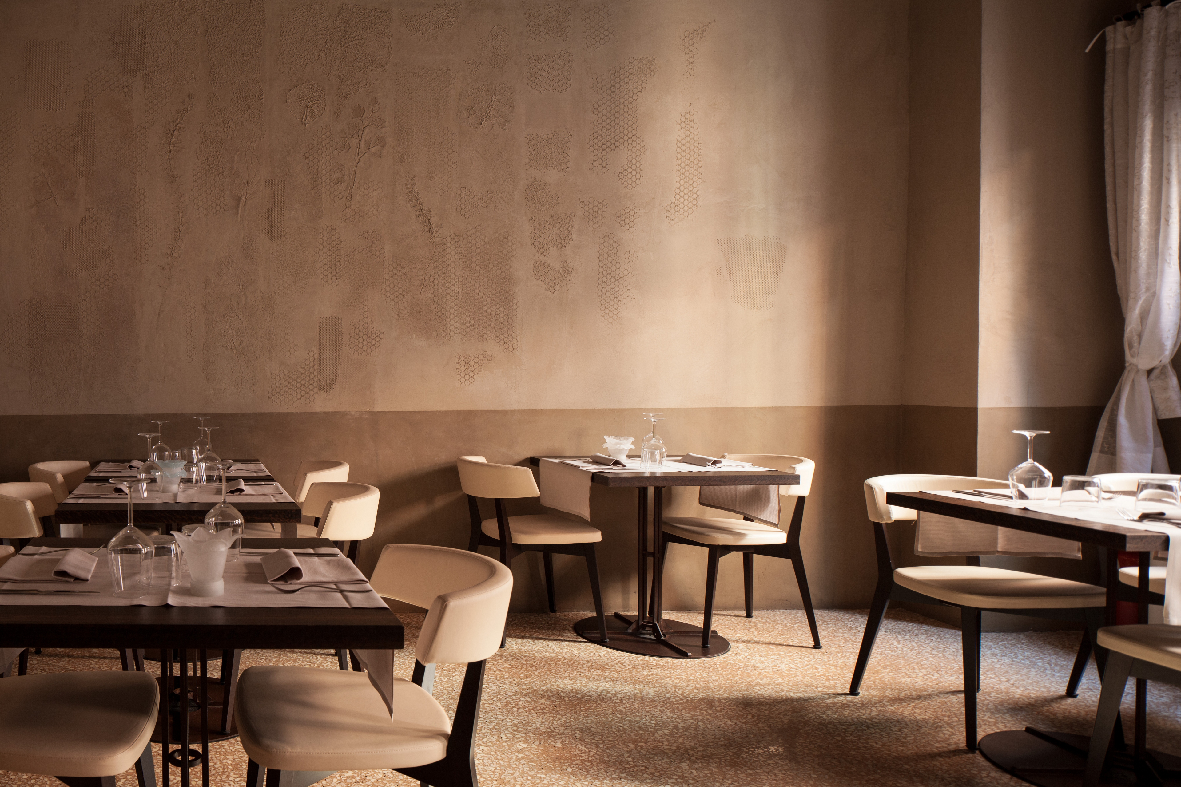 Vinaria restaurant in Venice by Isabella Breda, made with TerraEvoca 2 Layers Floral Cannella photo by Bruno Pulici