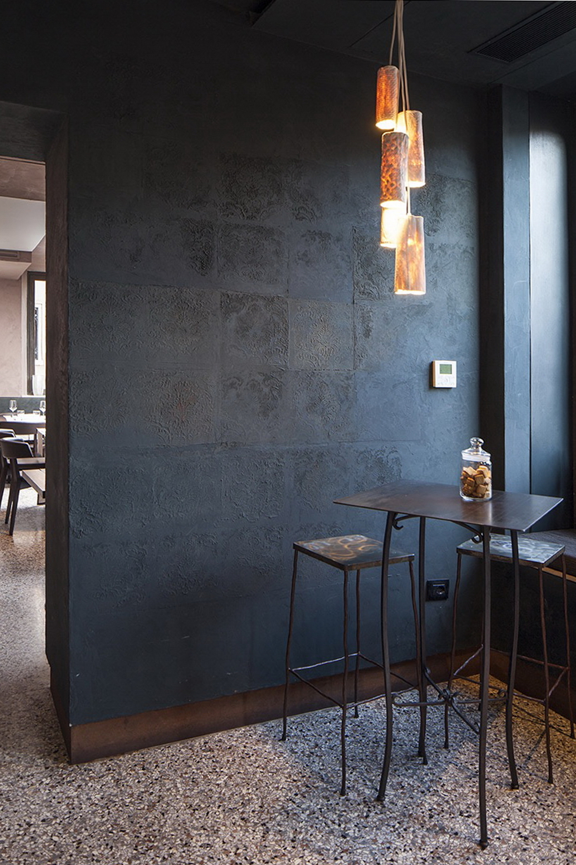 Vinaria restaurant in Venice by Isabella Breda, made with TerraEvoca 2 Layers Custom, photo by Bruno Pulici