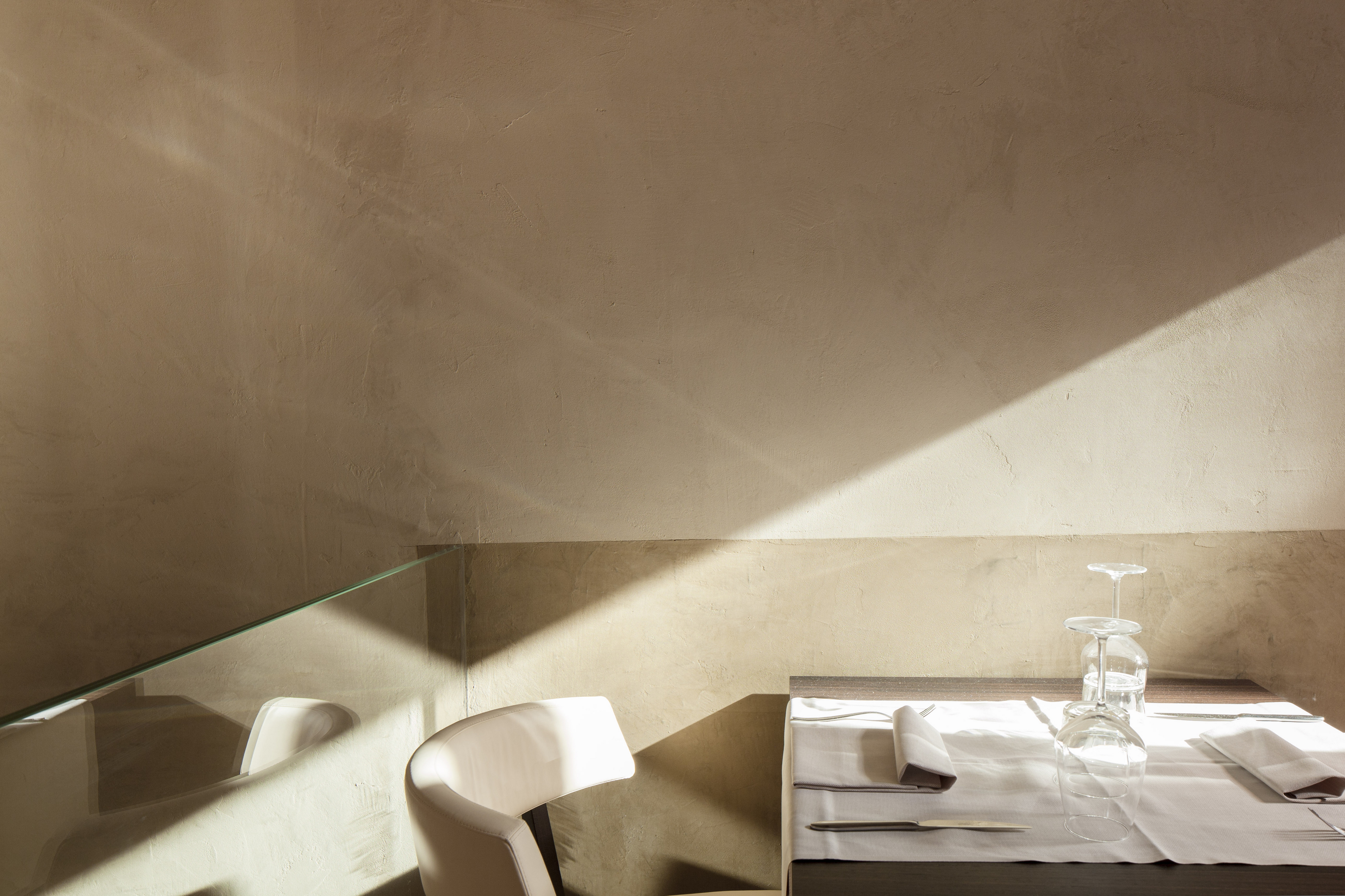 Vinaria restaurant in Venice by Isabella Breda, made with TerraVista Smooth Cannella, photo by Bruno Pulici