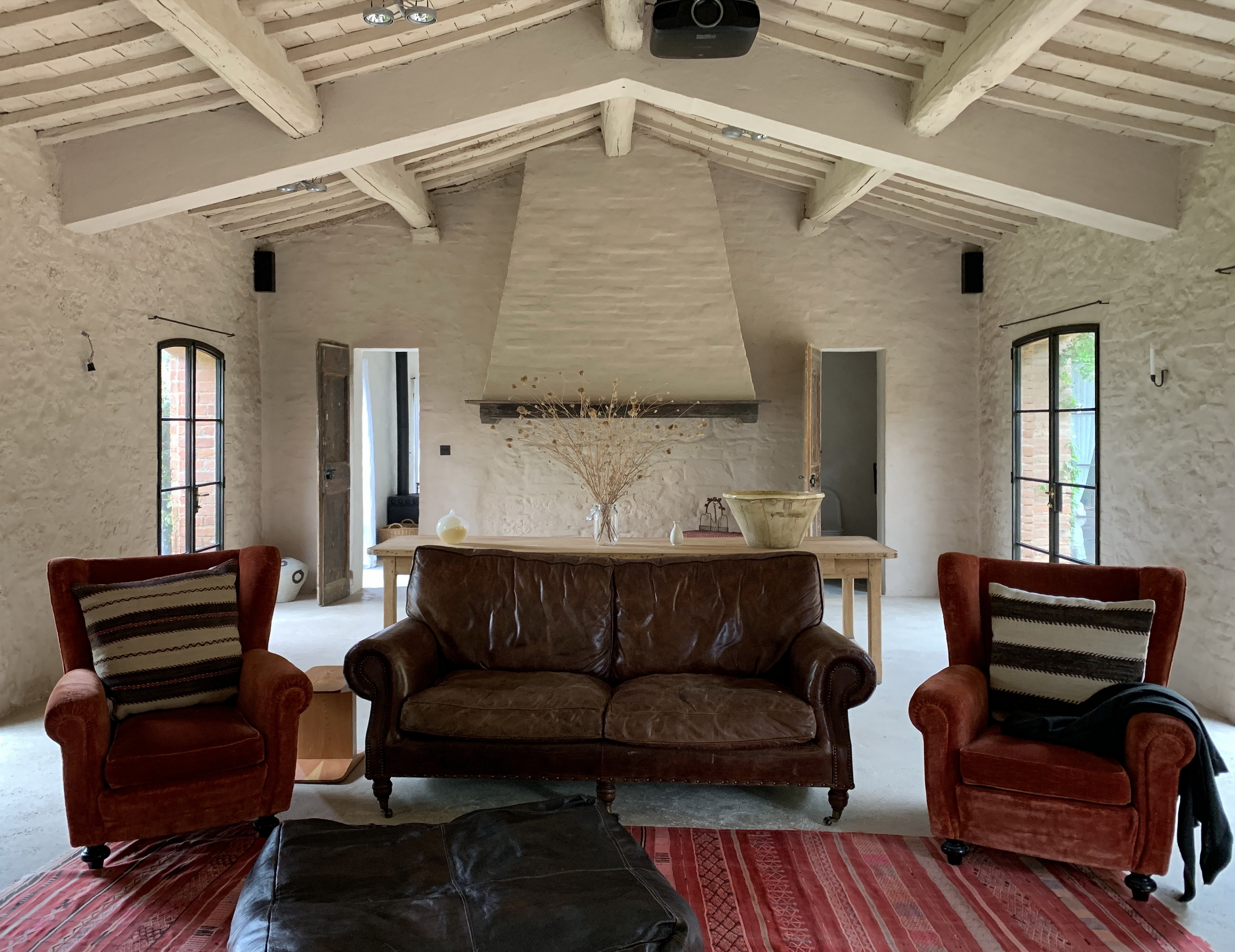 Private residence in Pienza made with TerraCalix Smooth Panna and TerraFloor Wabi Panna, photo by Matteo Brioni