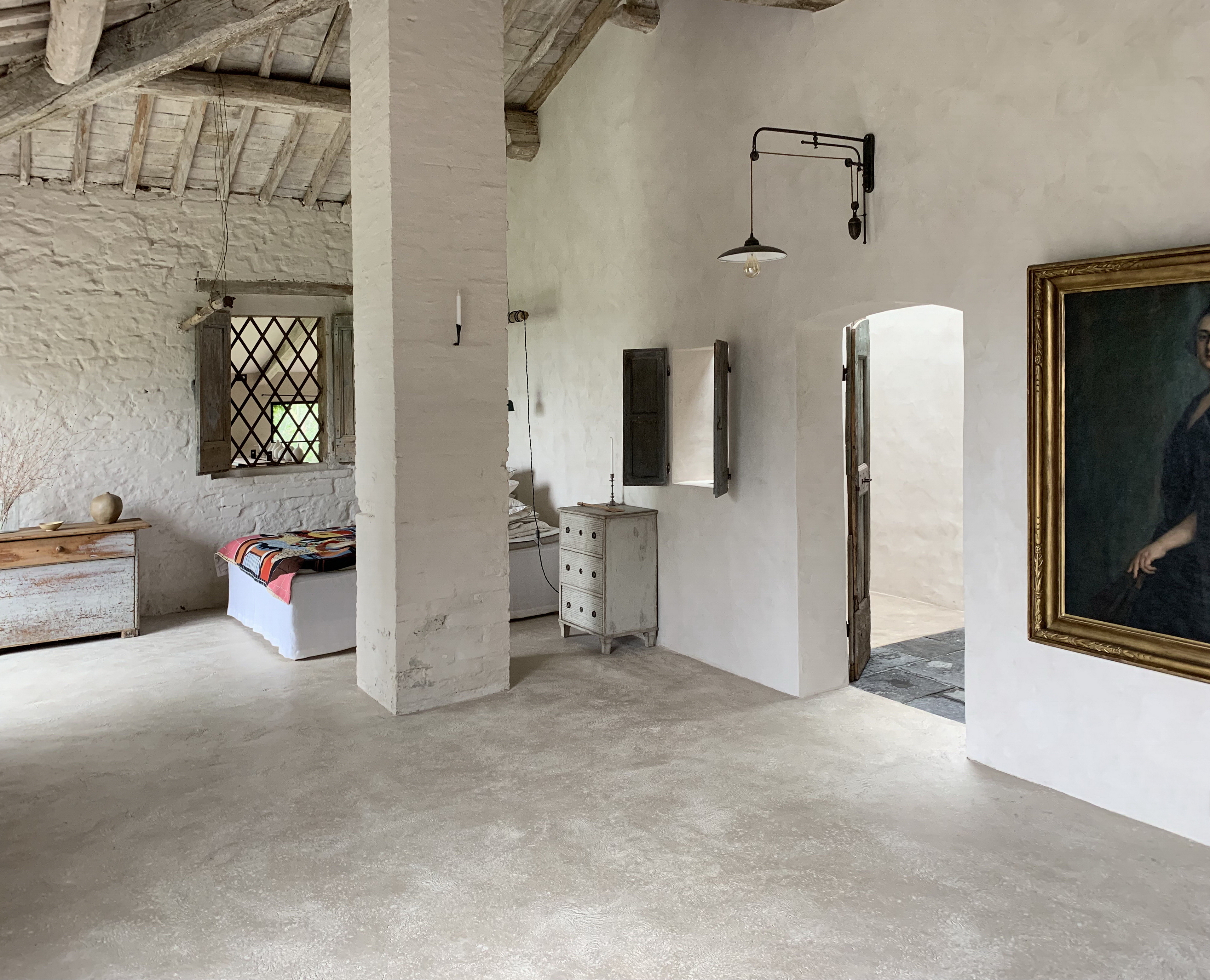 Private residence in Pienza made with TerraCalix Smooth Panna and TerraFloor Wabi Panna, photo by Matteo Brioni