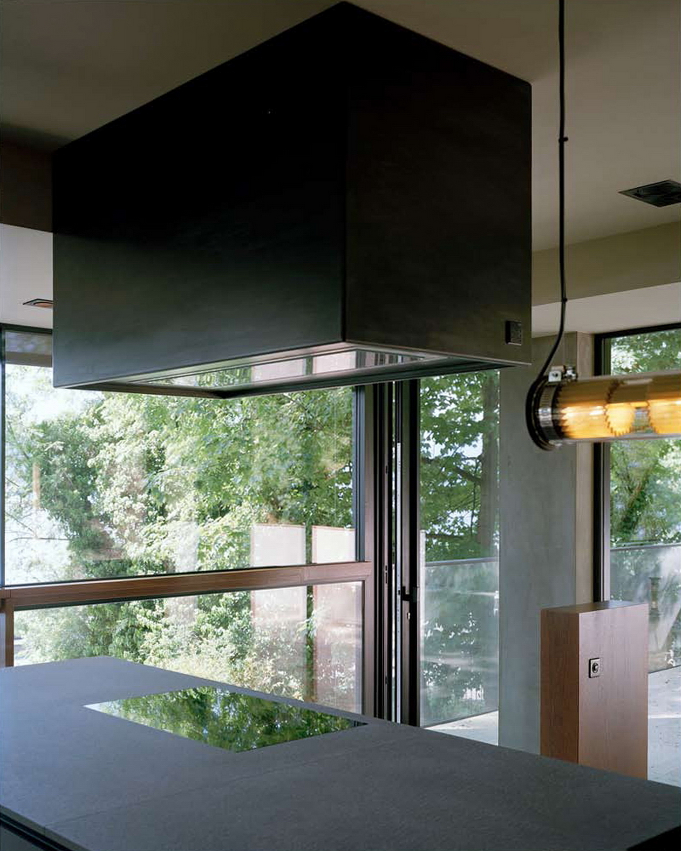 Villa QDC in Geneve by Meyer Architecte MultiTerra Smooth Pepe Nero and TerraVista Smooth Sale Griogio, photo by Joël Tettamanti