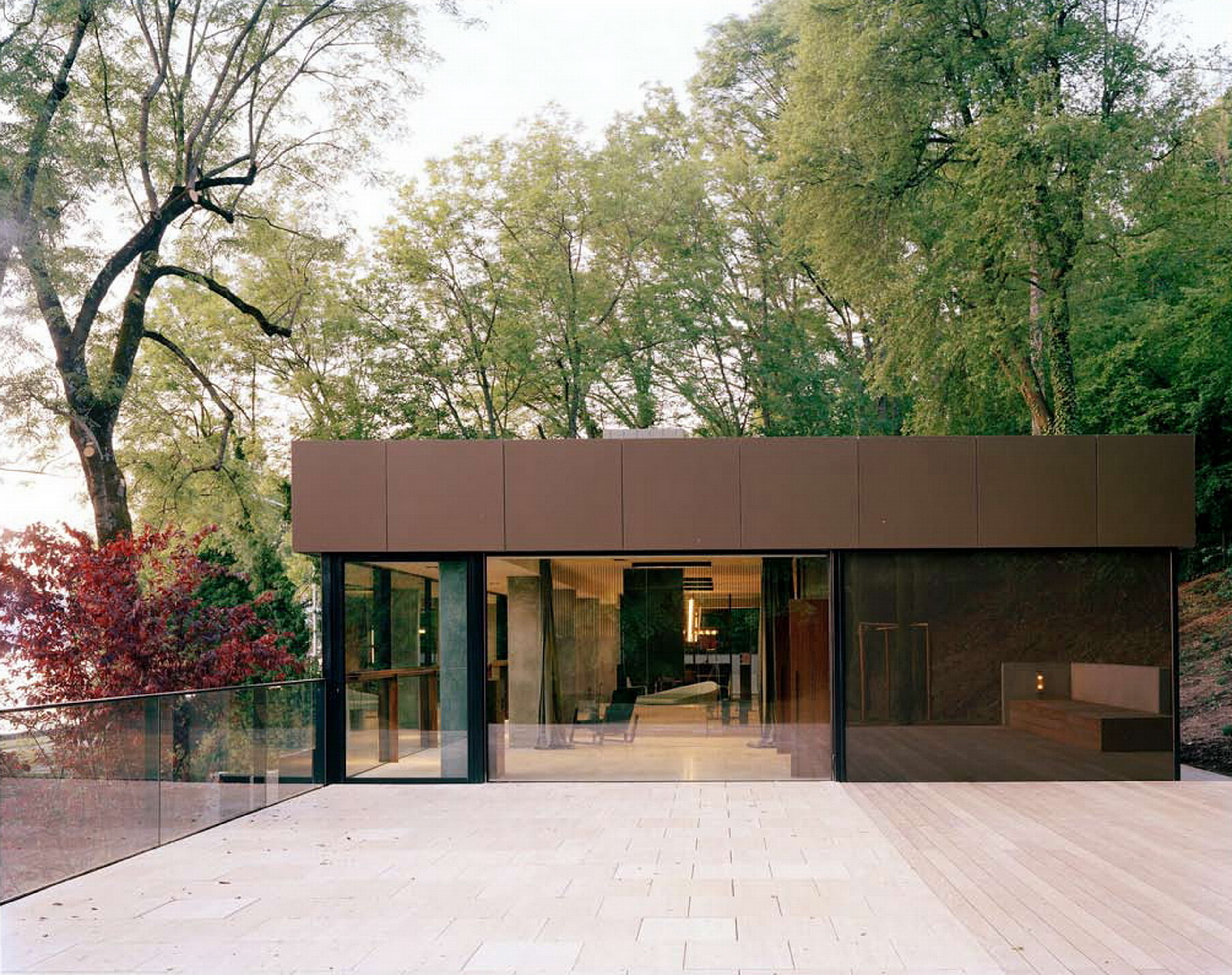 Villa QDC in Geneve by Meyer Architecte MultiTerra Smooth Pepe Nero and TerraVista Smooth Sale Griogio, photo by Joël Tettamanti