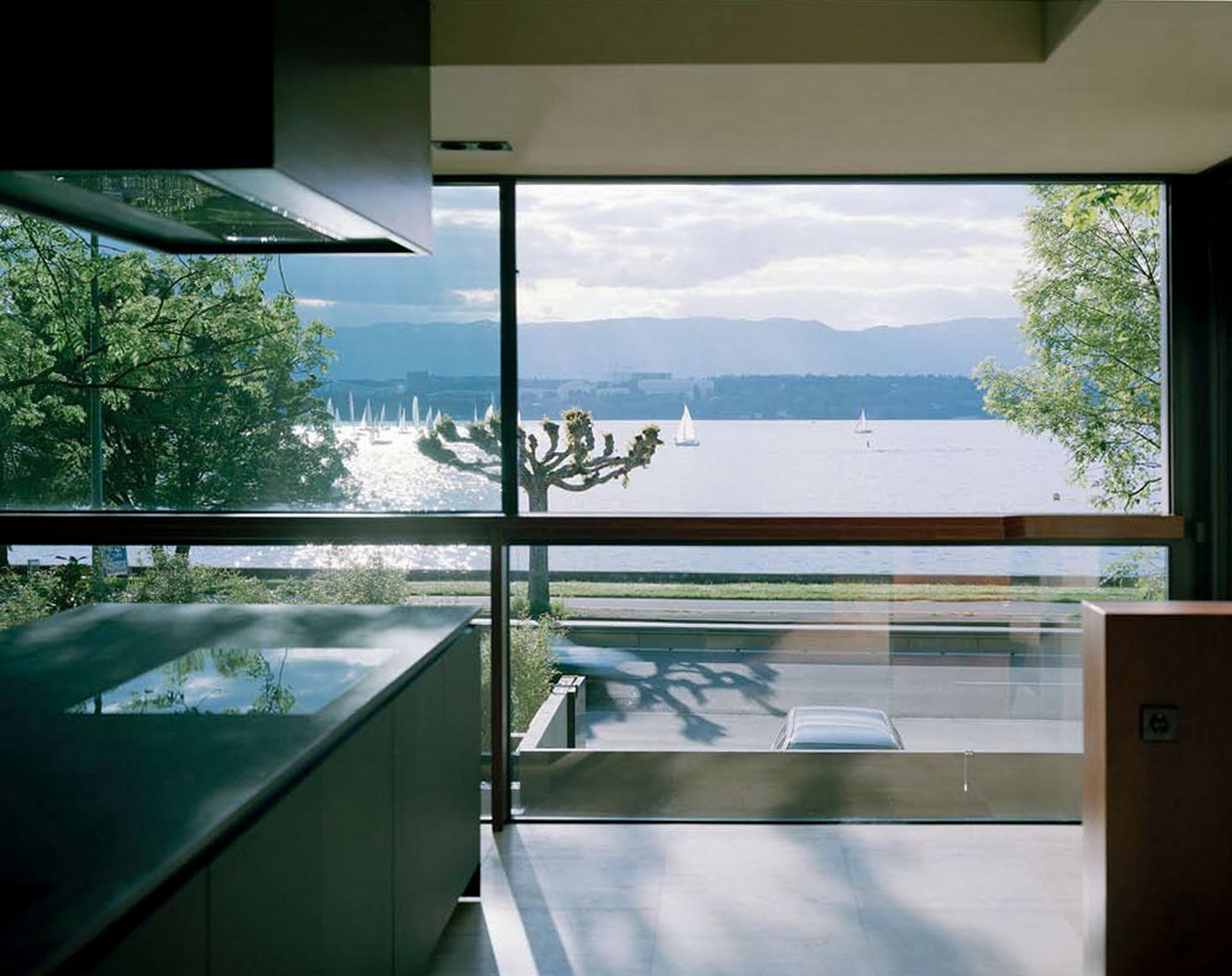 Villa QDC in Geneve by Meyer Architecte MultiTerra Smooth Pepe Nero and TerraVista Smooth Sale Griogio, photo by Joël Tettamanti
