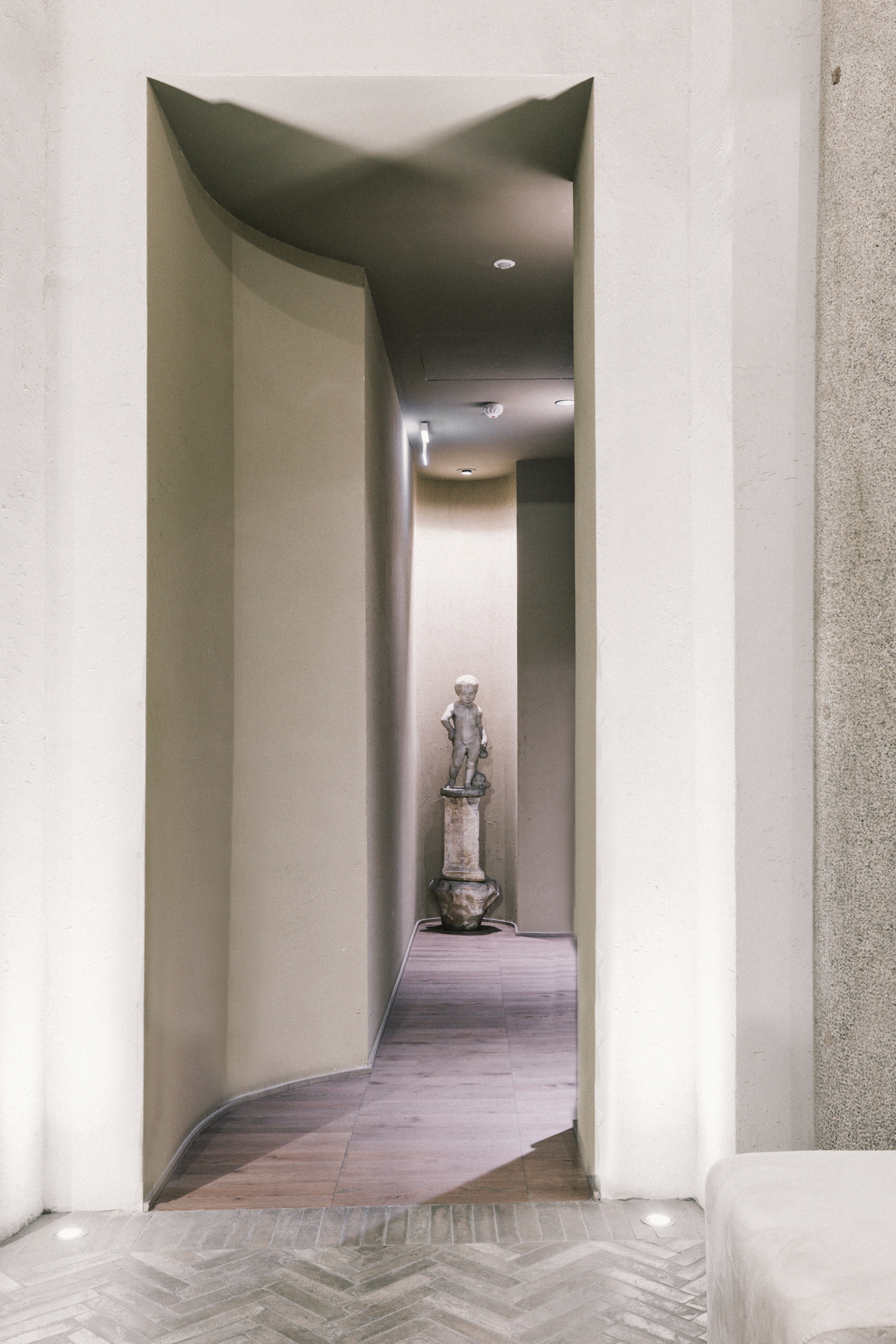 Hotel dei Barbieri in Rome by MORQ made with MultiTerra Smooth Panna, photo by Francesca Maiolino