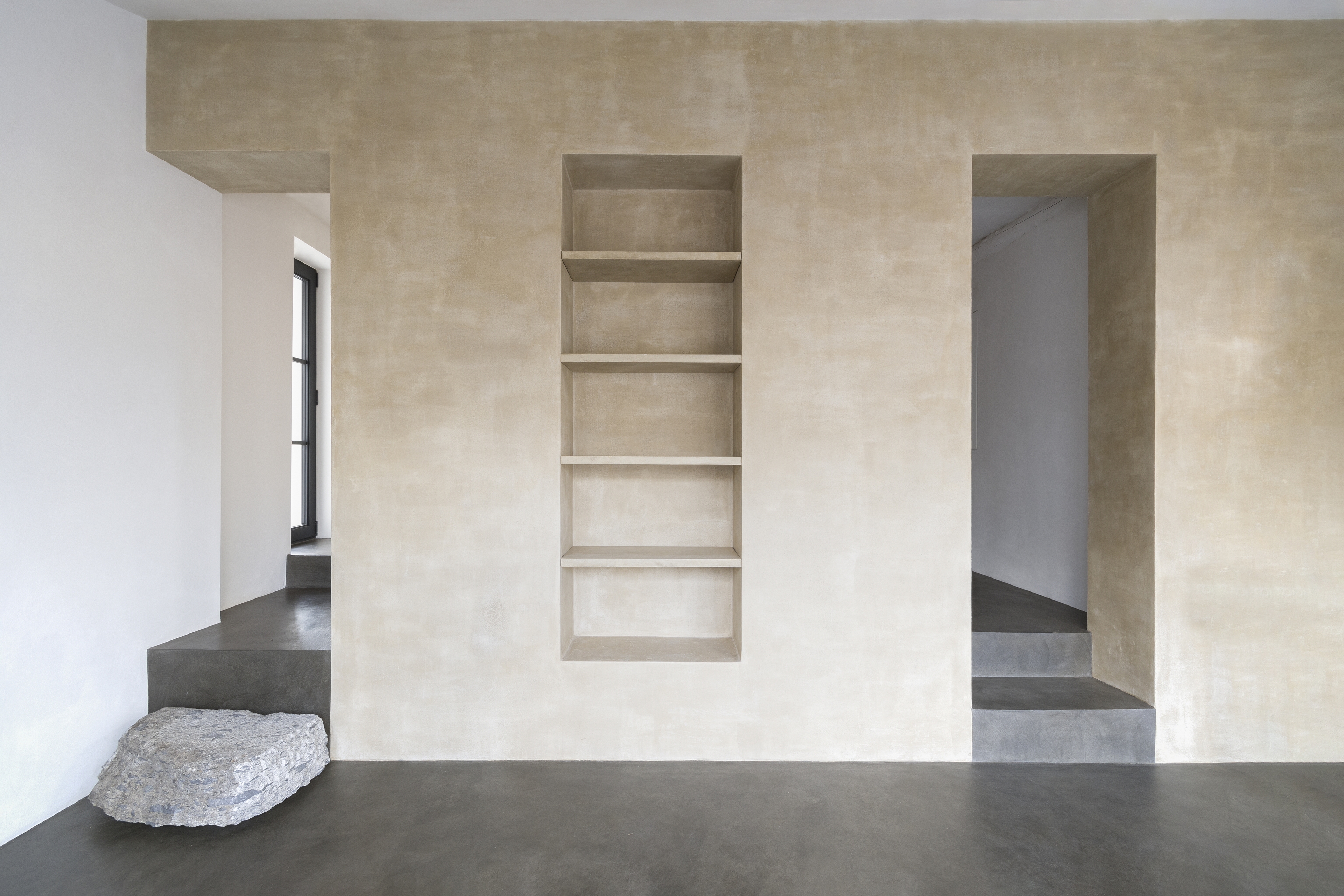 Private penthouse in Naples by Marialaura Rossiello Studio Irvine made with TerraVista Wabi Cannella, photo by Natalia Garcia