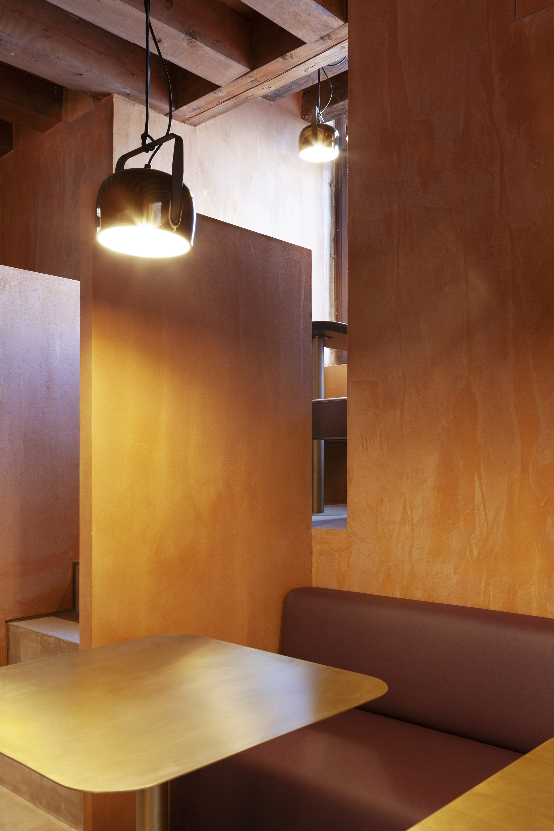 Fine-grained mixture of clays and mineral binders TerraTon Plus Wall bespoke Wabi Melograno (pomegranade) color by Matteo Brioni applied to vertical surfaces in the Cafeteria of the Ca' Pesaro palace in Venice. Project by Baldessari & Baldessari, photo by Paolo Riolzi