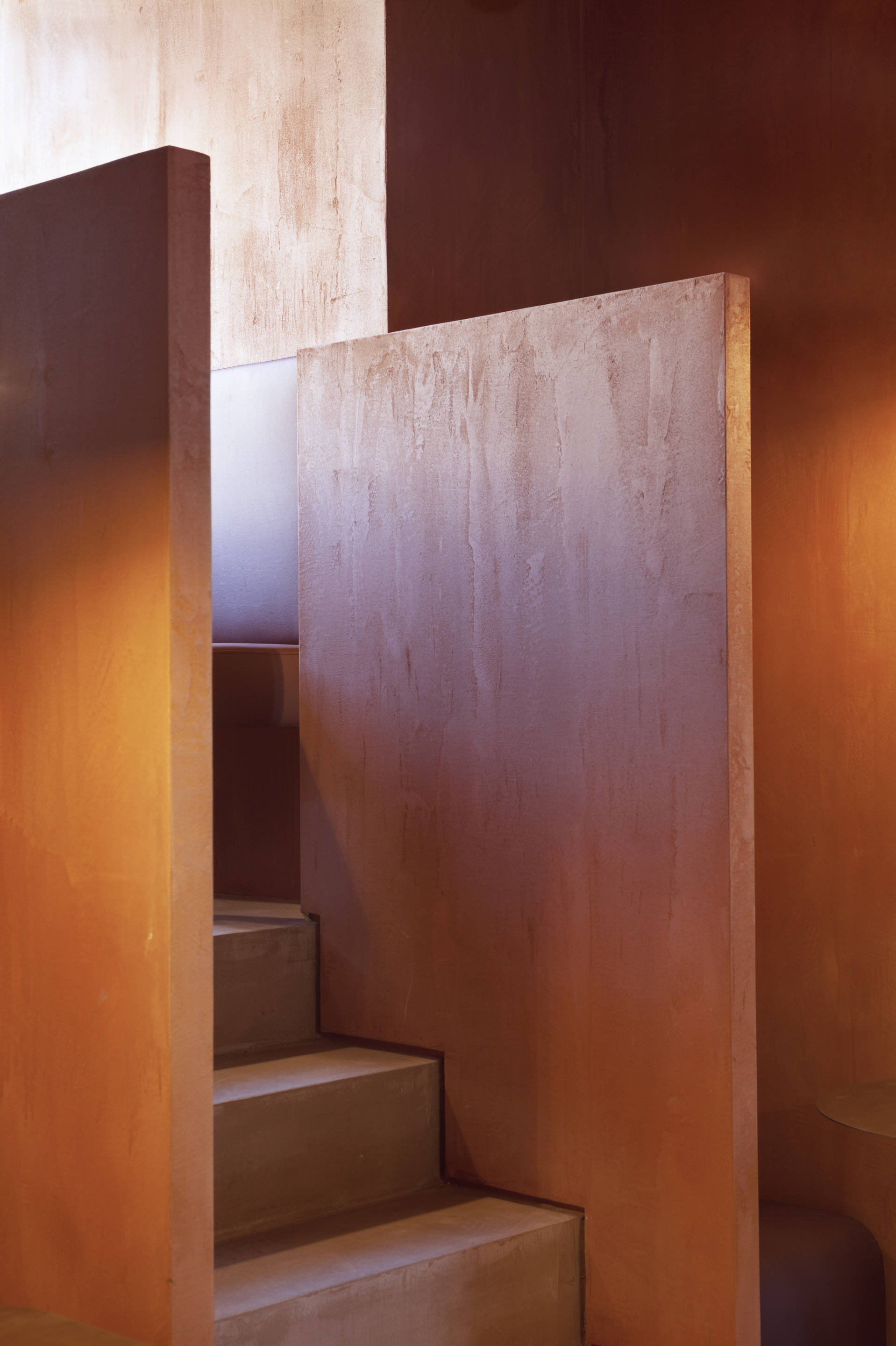 Fine-grained mixture of clays and mineral binders TerraTon Plus Wall bespoke Wabi Melograno (pomegranade) color by Matteo Brioni applied to vertical surfaces in the Cafeteria of the Ca' Pesaro palace in Venice. Project by Baldessari & Baldessari, photo by Paolo Riolzi