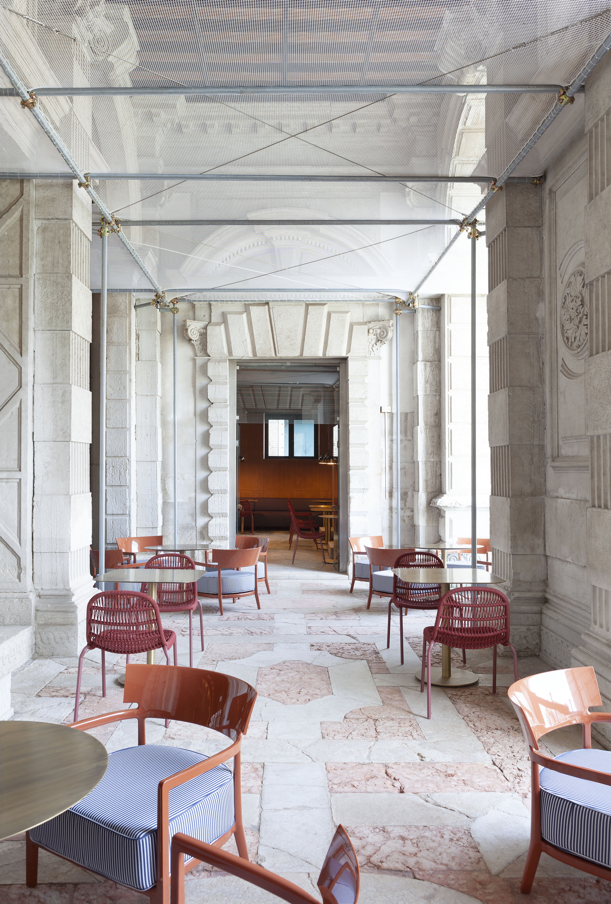 Fine-grained mixture of clays and mineral binders TerraTon Plus Wall bespoke Wabi Melograno (pomegranade) color by Matteo Brioni applied to vertical surfaces in the Cafeteria of the Ca' Pesaro palace in Venice. Project by Baldessari & Baldessari, photo by Paolo Riolzi