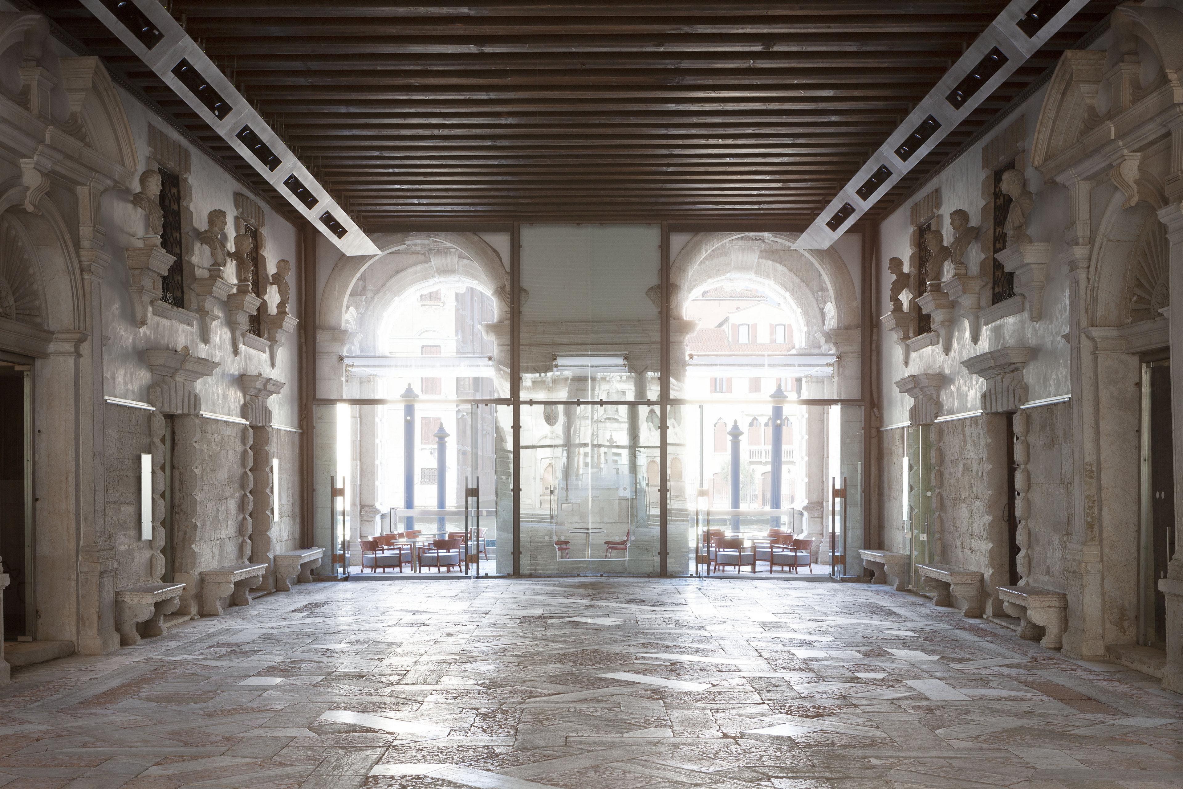 Fine-grained mixture of clays and mineral binders TerraTon Plus Wall bespoke Wabi Melograno (pomegranade) color by Matteo Brioni applied to vertical surfaces in the Cafeteria of the Ca' Pesaro palace in Venice. Project by Baldessari & Baldessari, photo by Paolo Riolzi