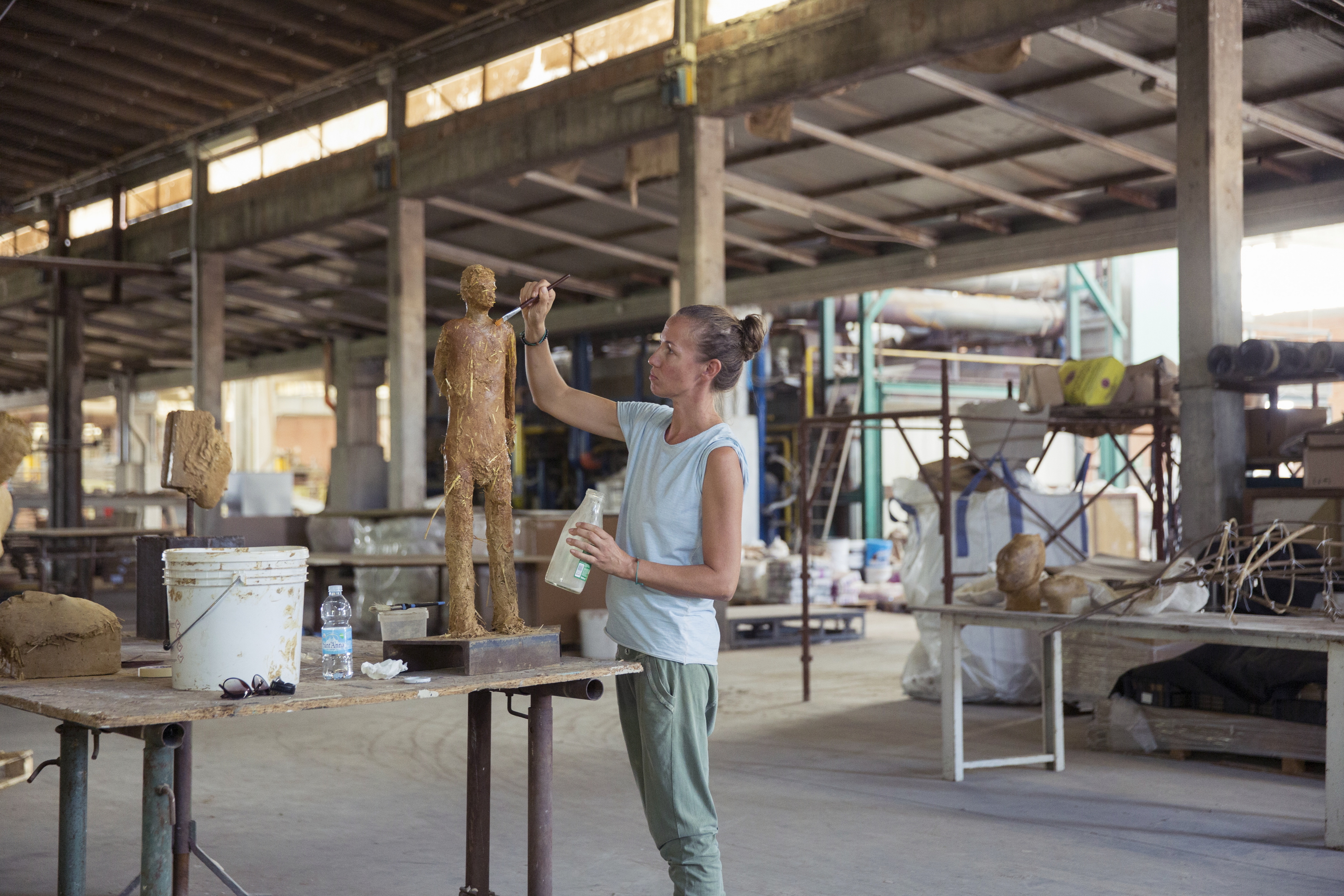 Roberta Busato at work in Matteo Brioni atelier, photo by Giuseppe Gradella
