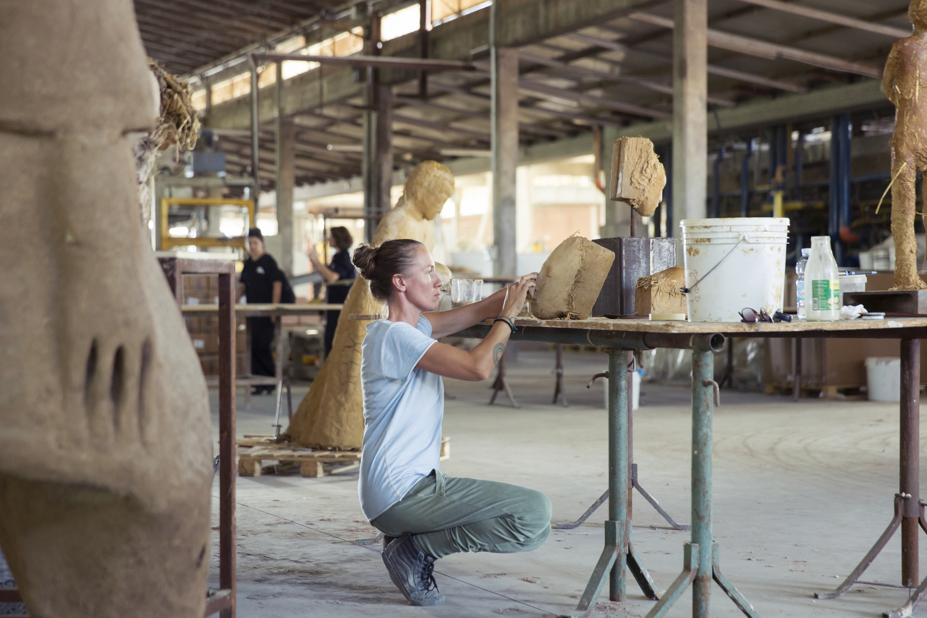 Roberta Busato at work in Matteo Brioni atelier, photo by Giuseppe Gradella