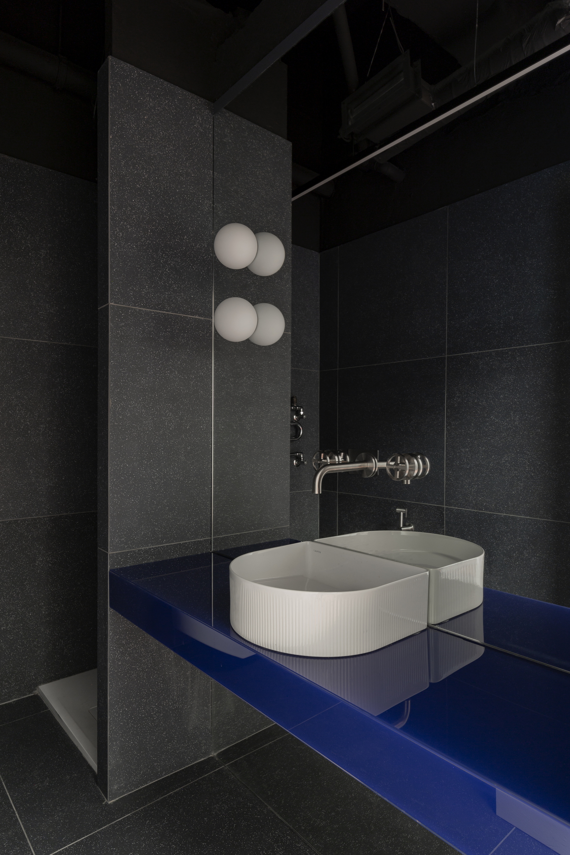 Teatro Arcimboldi camerino by Studio WOK made with TerraVista Smooth Plus Panna and TerraSilk Structured Panna, photo by Luca Privitera