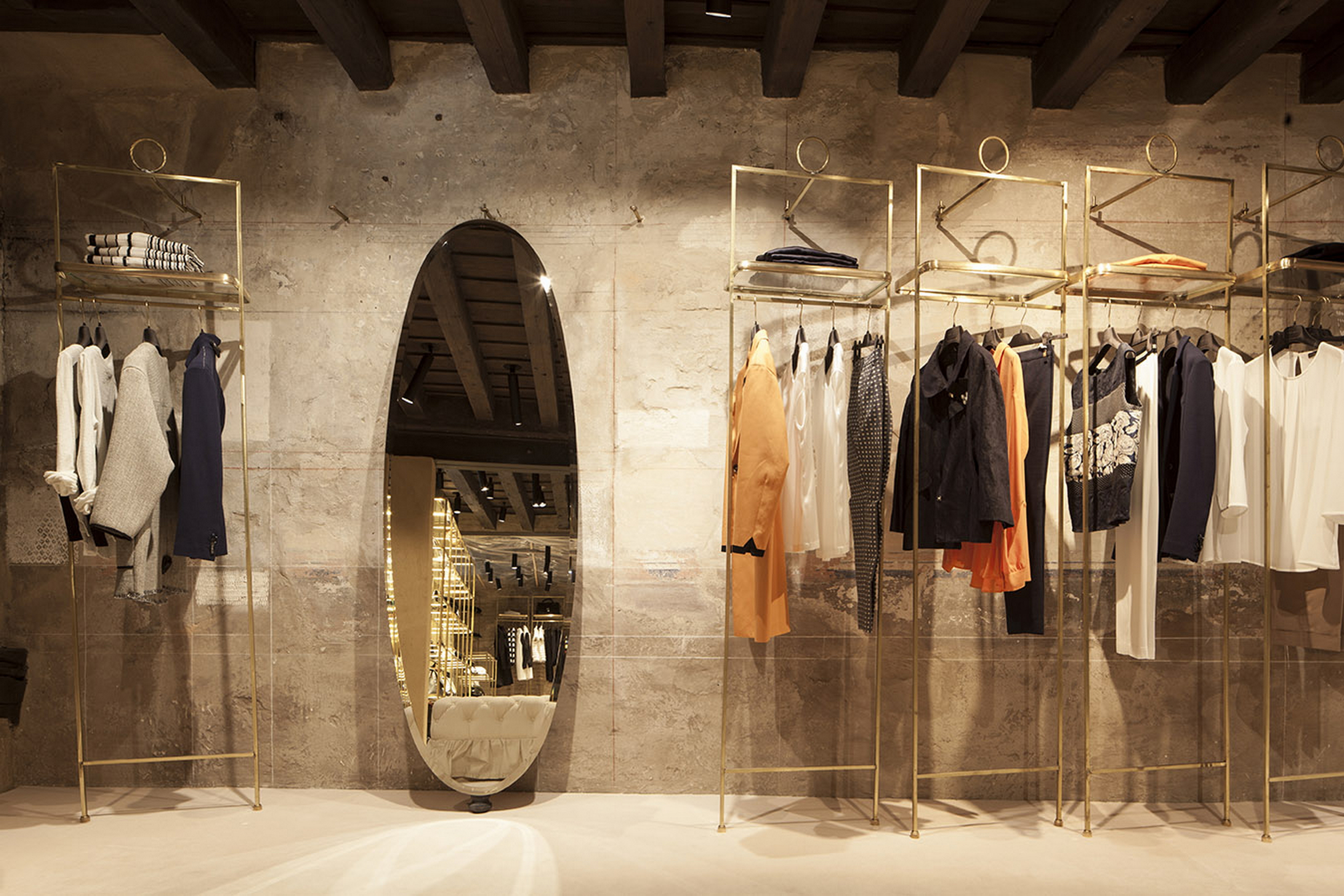 Fabio Gatto store in Treviso, by Isabella Breda, made with TerraVista Smooth Bespoke Cannella and Zenzero, photo by Bruno Pulici