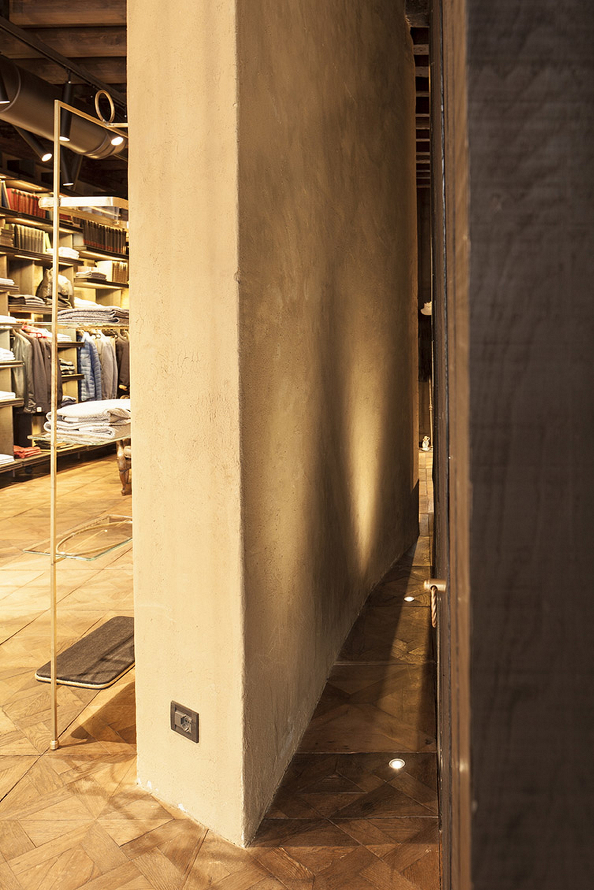 Fabio Gatto store in Treviso, by Isabella Breda, made with TerraVista Wabi Senape with a craquelè effect, photo by Bruno Pulici