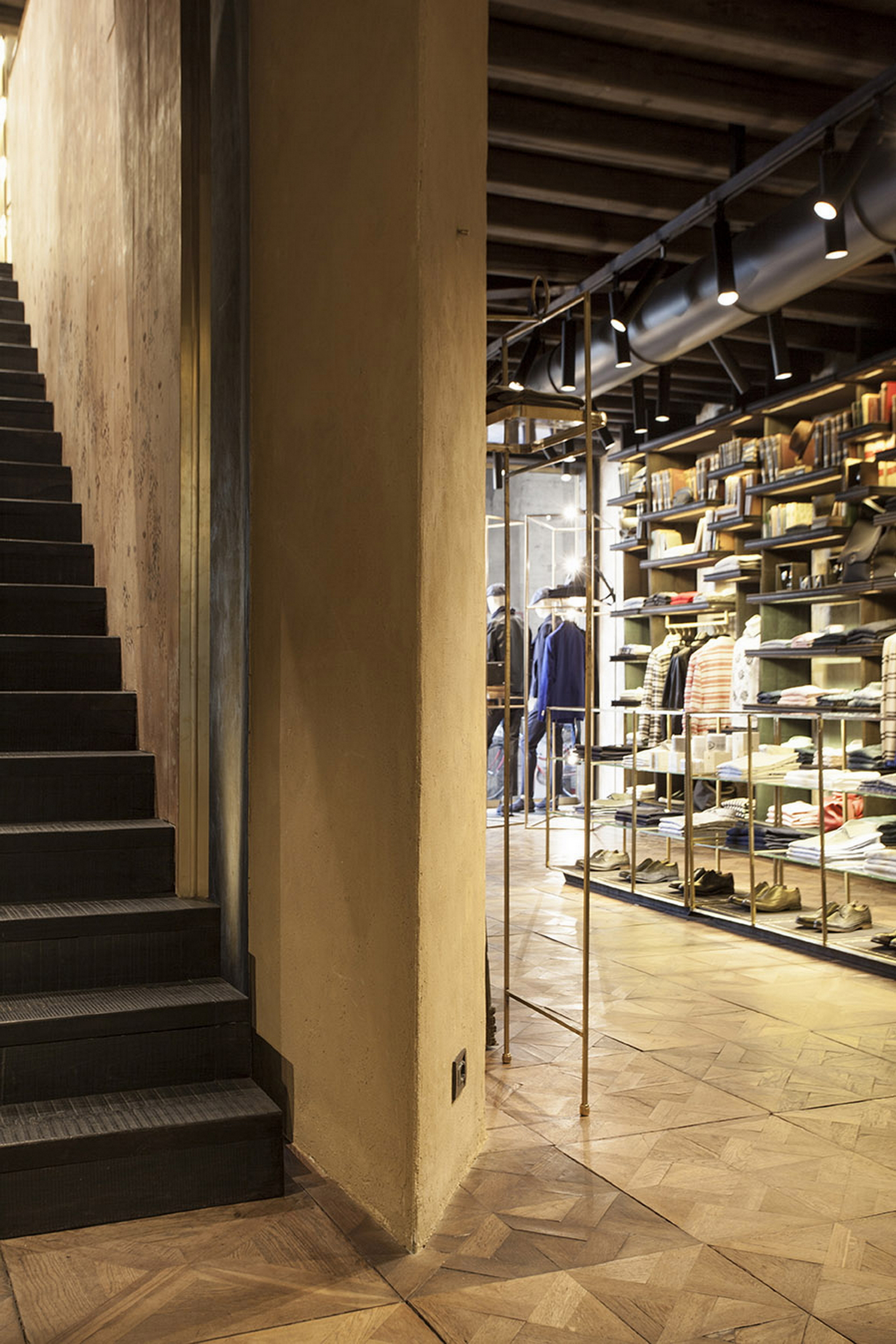 Fabio Gatto store in Treviso, by Isabella Breda, made with TerraVista Wabi Senape with a craquelè effect, photo by Bruno Pulici