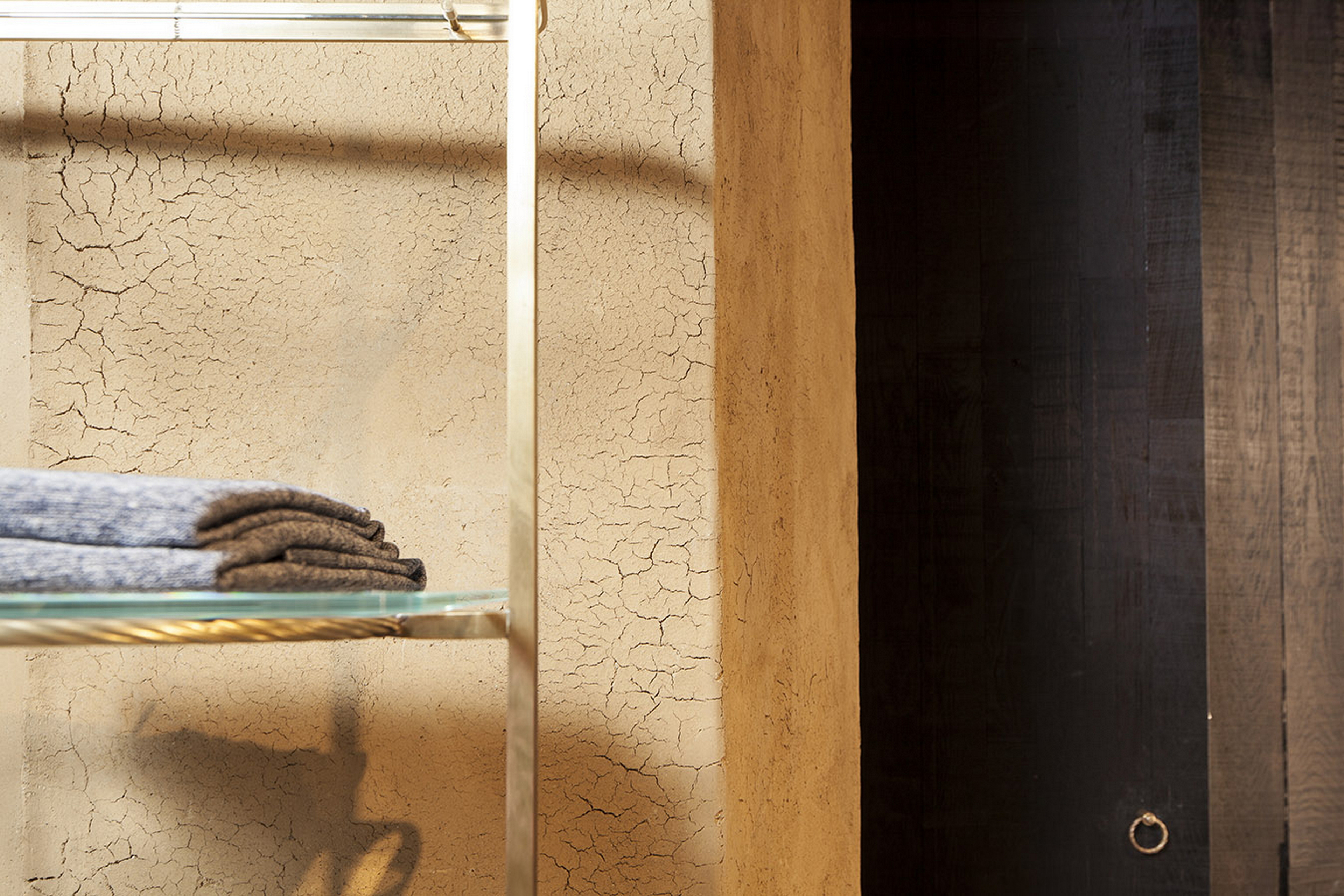 Fabio Gatto store in Treviso, by Isabella Breda, made with TerraVista Wabi Senape with a craquelè effect, photo by Bruno Pulici