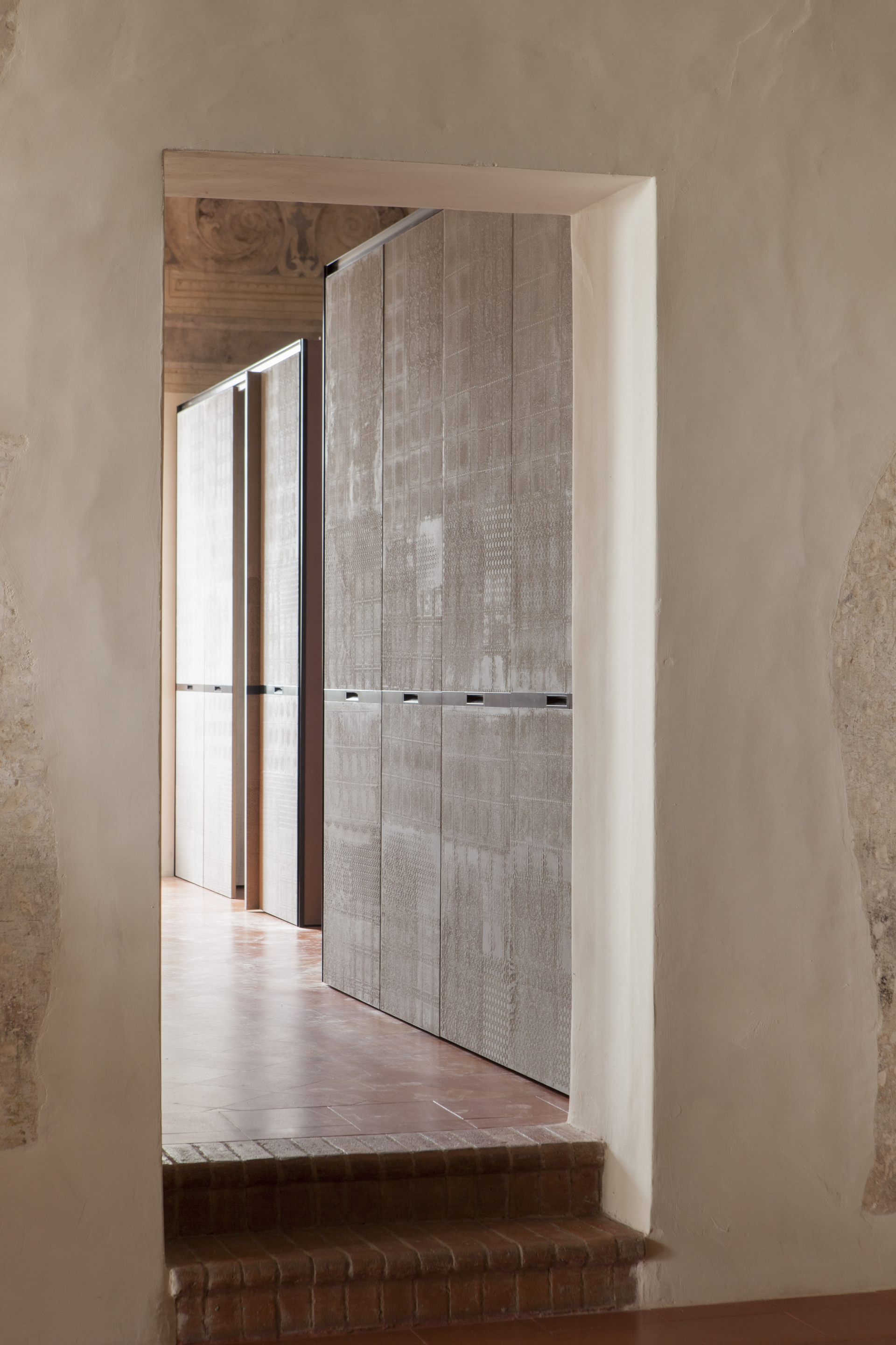 Key Cucine ADV, Sbabo Cucine srl, in the Appartamento dell’Estivale in the Ducal Palaceof Mantua, by Benedini &#038; Partners,made with TerraEvoca 2 Layers Plus Sale Grigio, photo by Matteo Lavazza Seranto