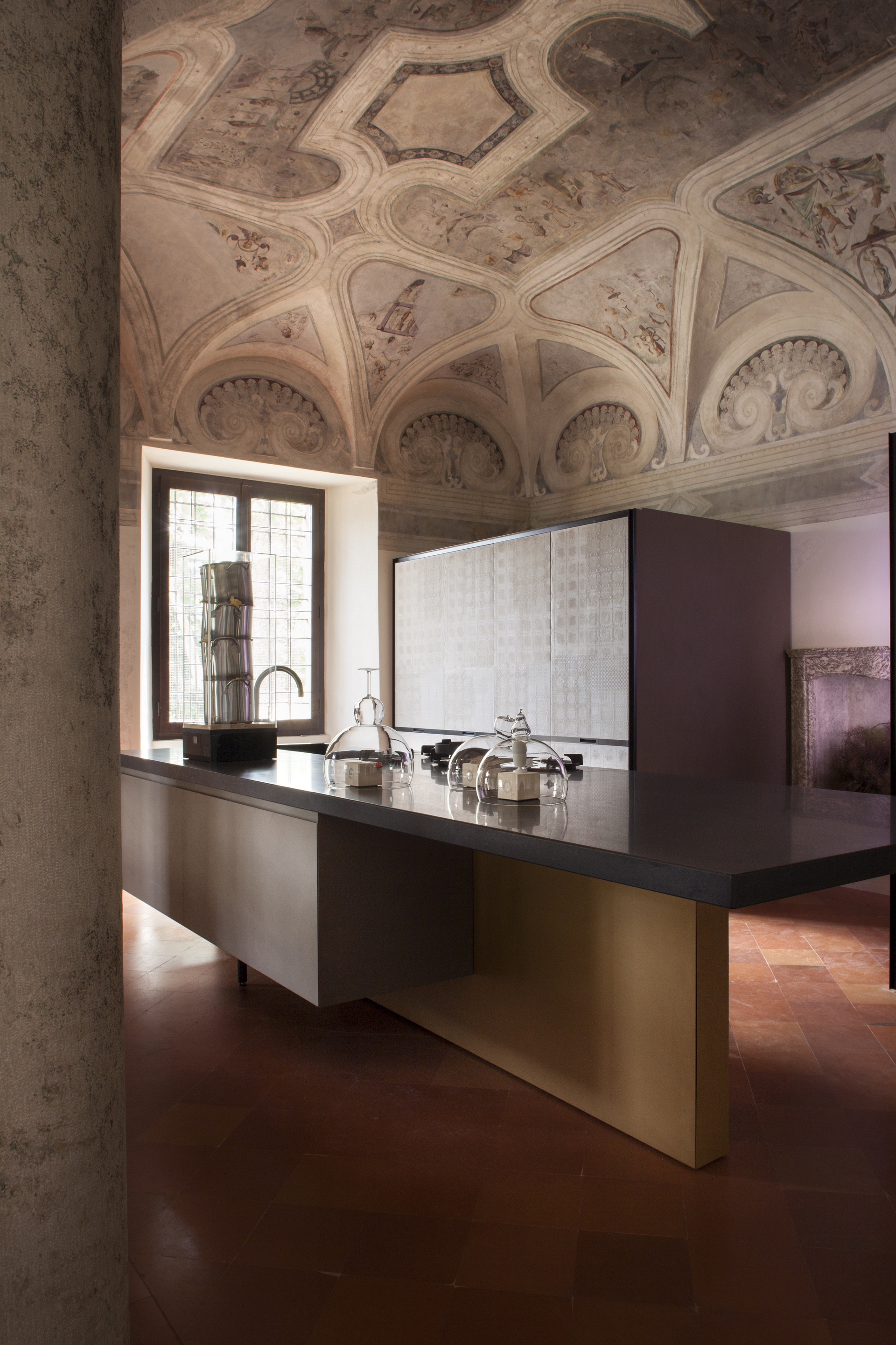 Key Cucine ADV, Sbabo Cucine srl, in the Appartamento dell’Estivale in the Ducal Palaceof Mantua, by Benedini &#038; Partners,made with TerraEvoca 2 Layers Plus Sale Grigio, photo by Matteo Lavazza Seranto