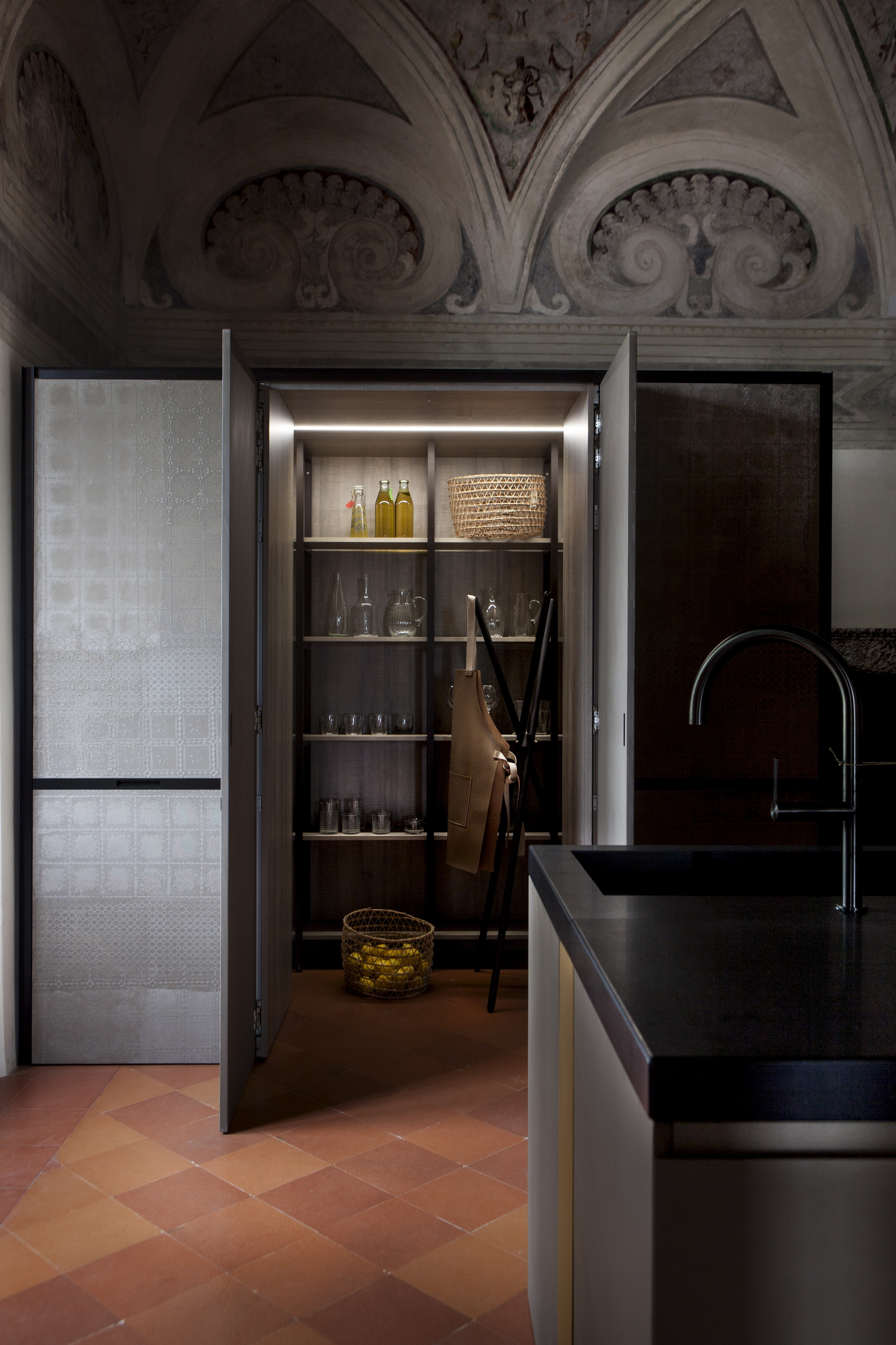 Key Cucine ADV, Sbabo Cucine srl, in the Appartamento dell’Estivale in the Ducal Palaceof Mantua, by Benedini &#038; Partners,made with TerraEvoca 2 Layers Plus Sale Grigio, photo by Matteo Lavazza Seranto