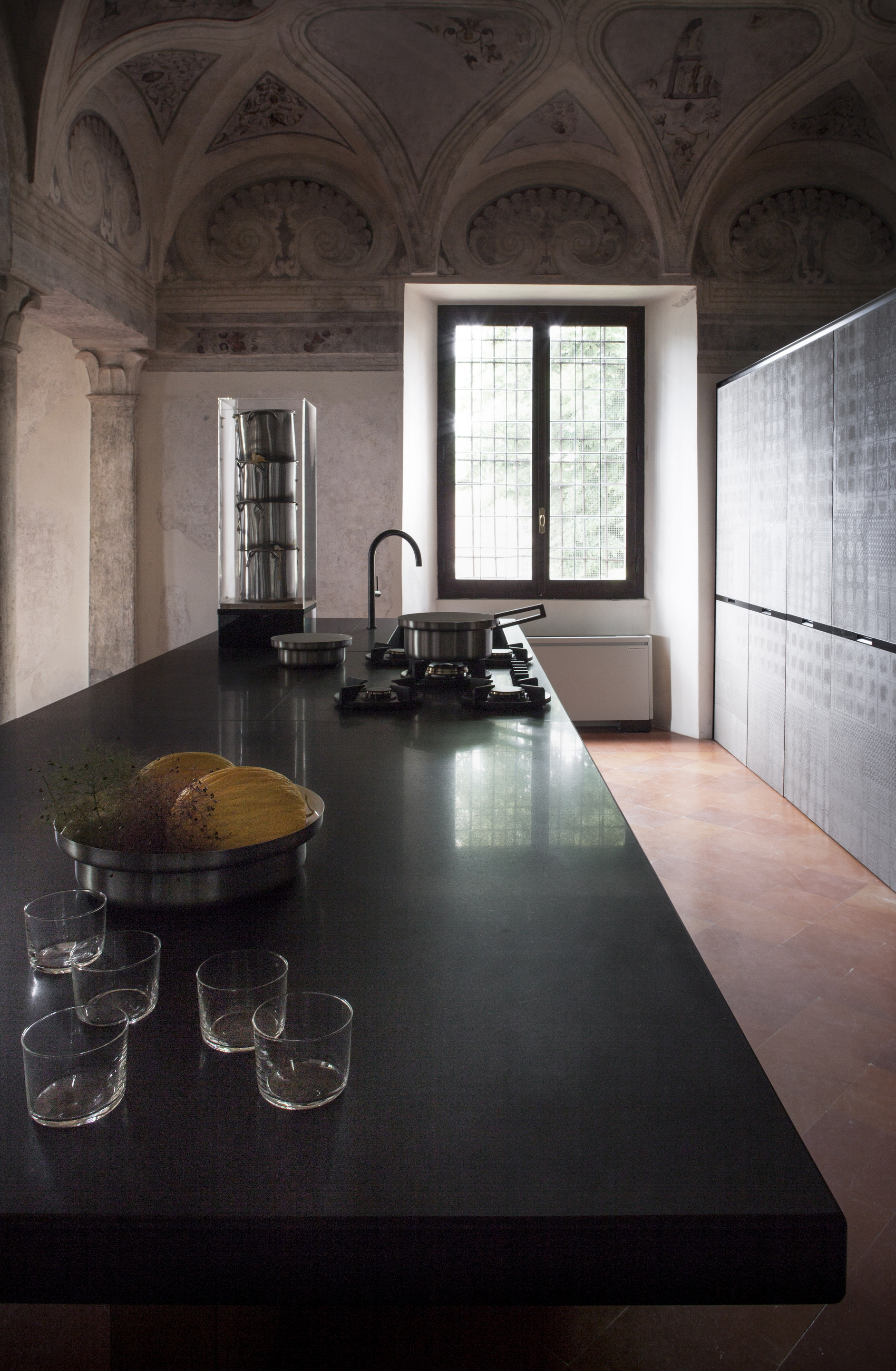 Key Cucine ADV, Sbabo Cucine srl, in the Appartamento dell’Estivale in the Ducal Palaceof Mantua, by Benedini &#038; Partners,made with TerraEvoca 2 Layers Plus Sale Grigio, photo by Matteo Lavazza Seranto