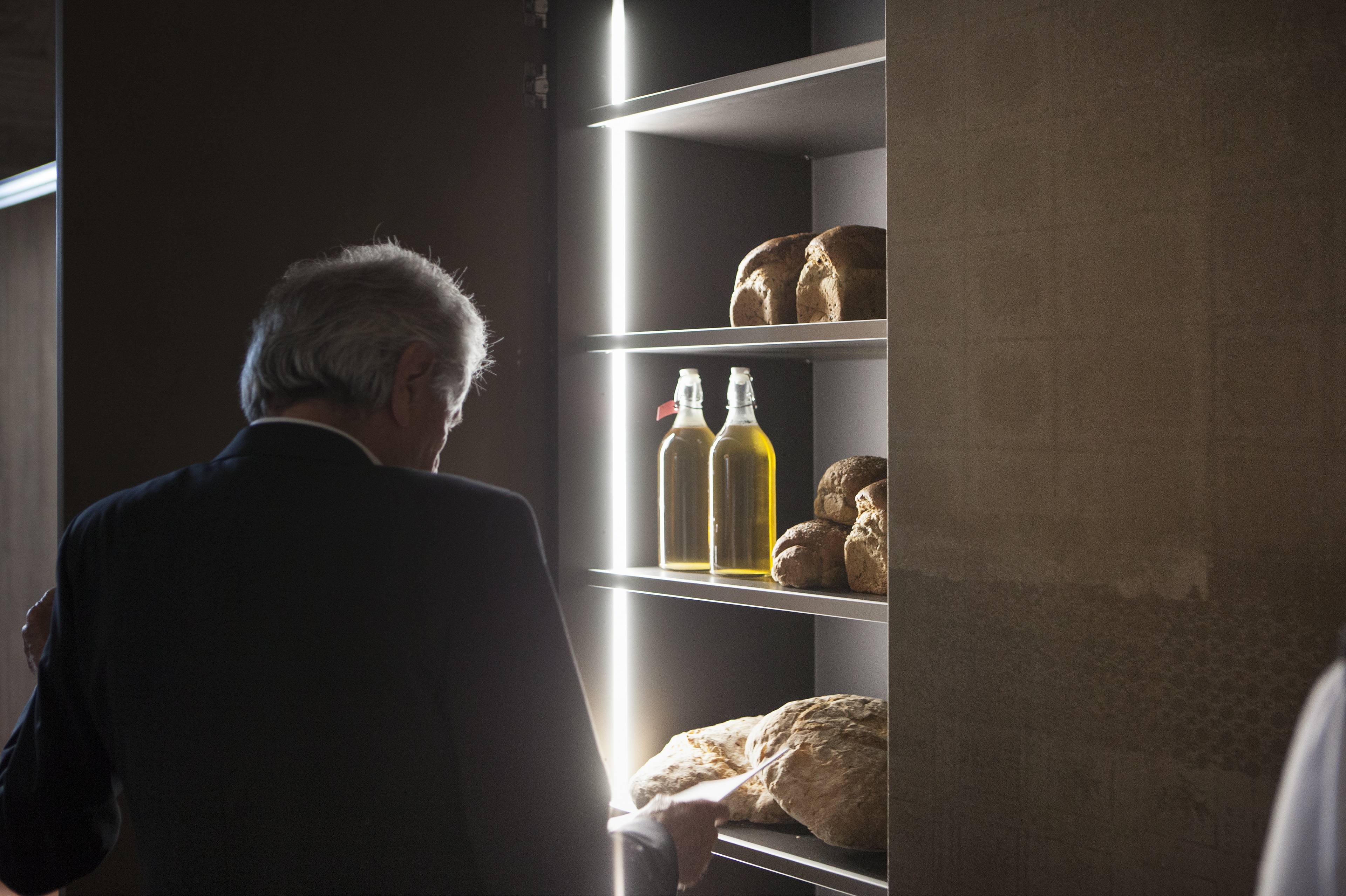 Key Cucine ADV, Sbabo Cucine srl, in the Appartamento dell’Estivale in the Ducal Palaceof Mantua, by Benedini &#038; Partners,made with TerraEvoca 2 Layers Plus Sale Grigio, photo by Matteo Lavazza Seranto