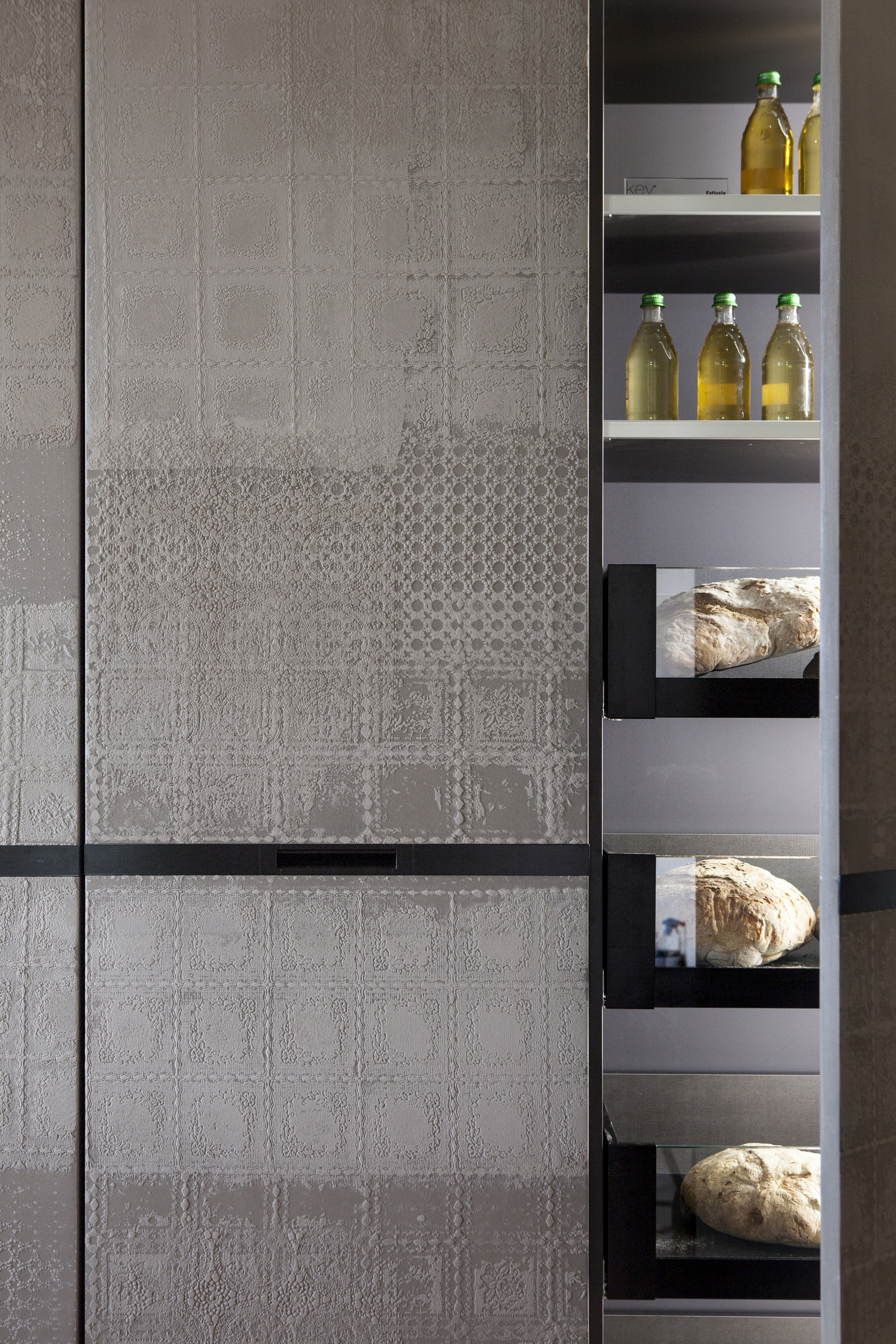 Key Cucine ADV, Sbabo Cucine srl, in the Appartamento dell’Estivale in the Ducal Palaceof Mantua, by Benedini &#038; Partners,made with TerraEvoca 2 Layers Plus Sale Grigio, photo by Matteo Lavazza Seranto