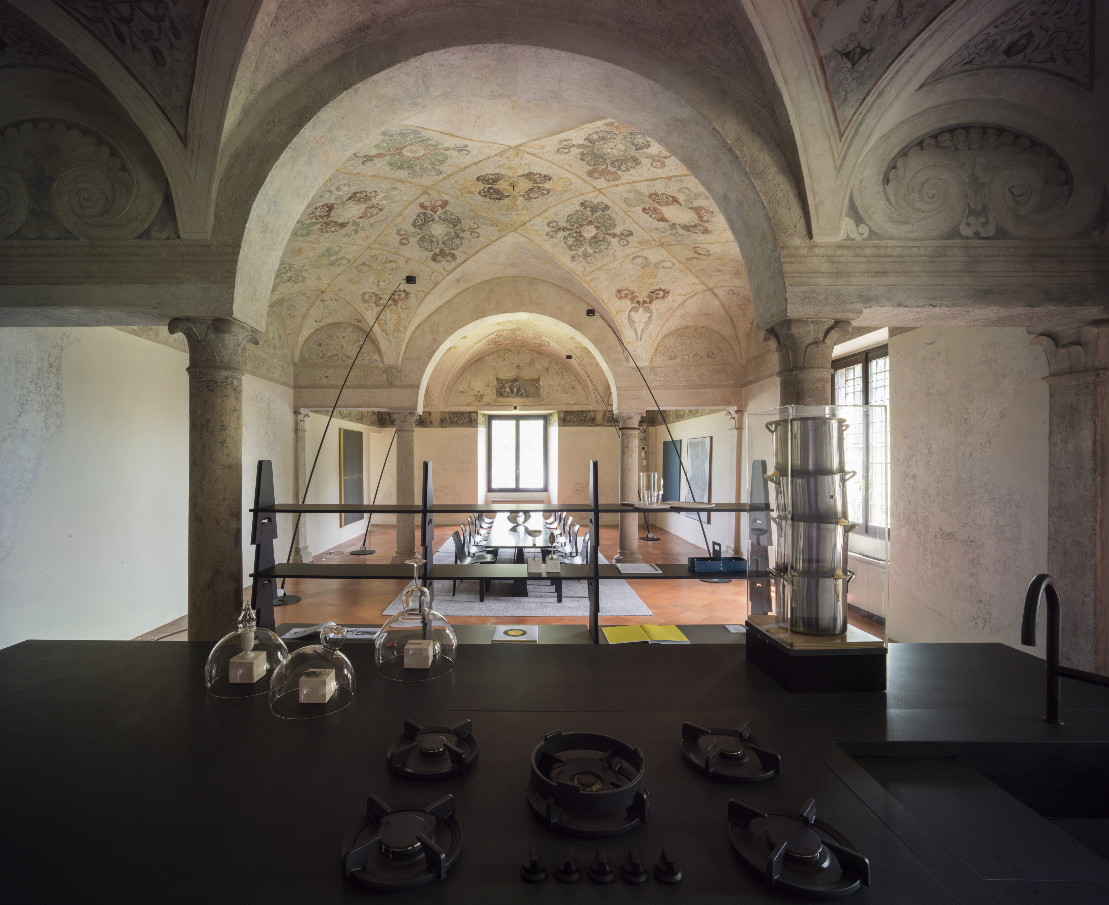 Key Cucine ADV, Sbabo Cucine srl, in the Appartamento dell’Estivale in the Ducal Palaceof Mantua, by Benedini &#038; Partners,made with TerraEvoca 2 Layers Plus Sale Grigio, photo by Matteo Lavazza Seranto