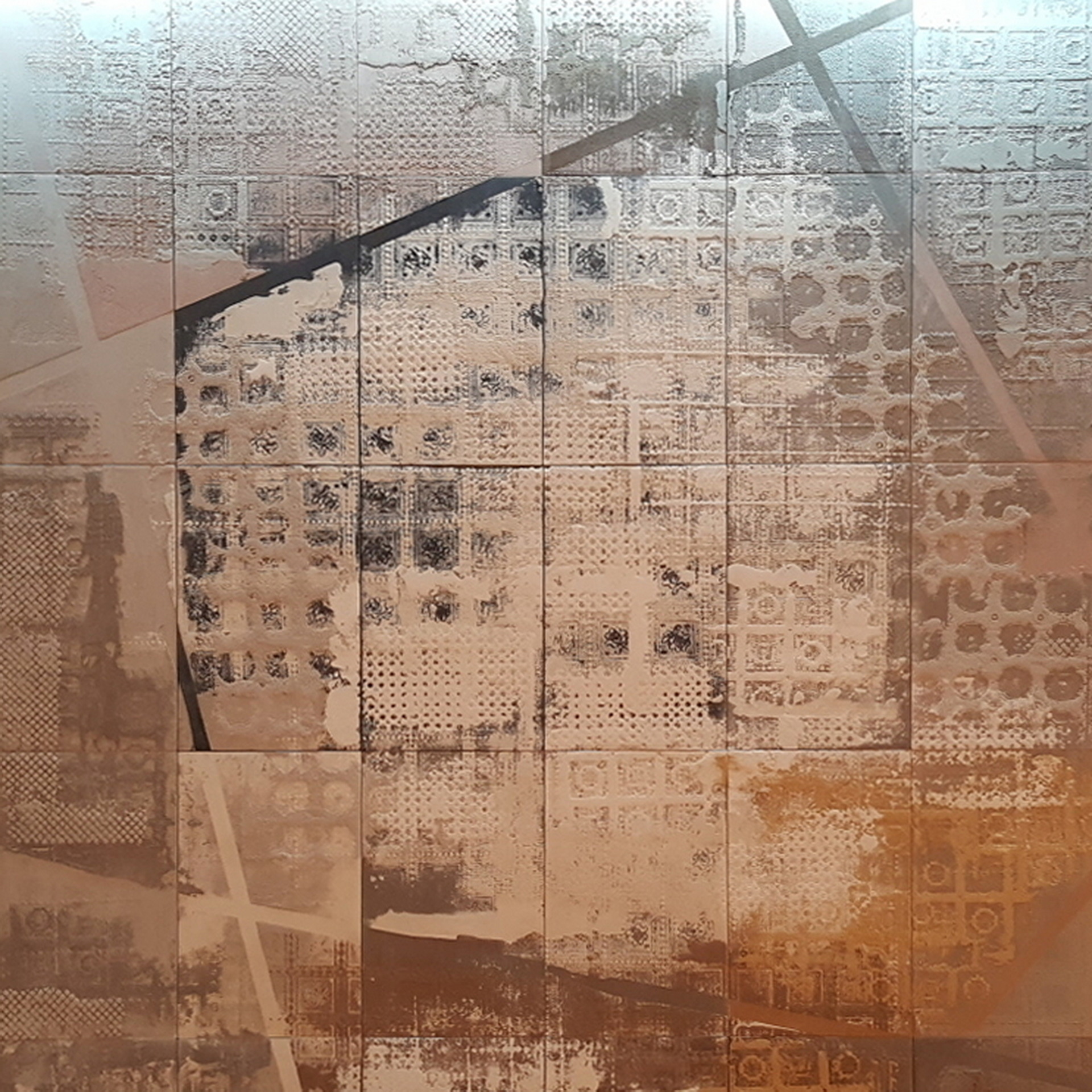 Matteo Brioni's stand in Downtown Design Dubai 2016 made with TerraEvoca 4 Layers Damasco Cammeo, Cacao, Cannella, Caffè and Pepe Nero colours, MultiTerra Smooth Cacao and TerraVista Smooth Cammeo, Cannella and Caffè colours