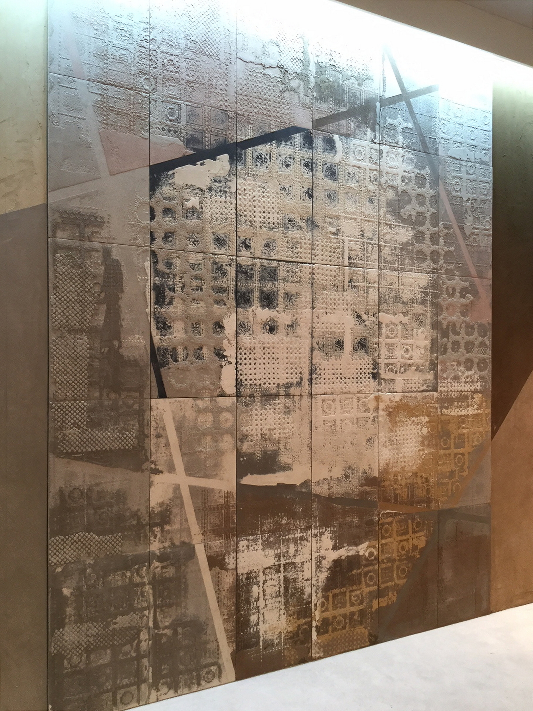 Matteo Brioni's stand in Downtown Design Dubai 2016 made with TerraEvoca 4 Layers Damasco Cammeo, Cacao, Cannella, Caffè and Pepe Nero colours, MultiTerra Smooth Cacao and TerraVista Smooth Cammeo, Cannella and Caffè colours