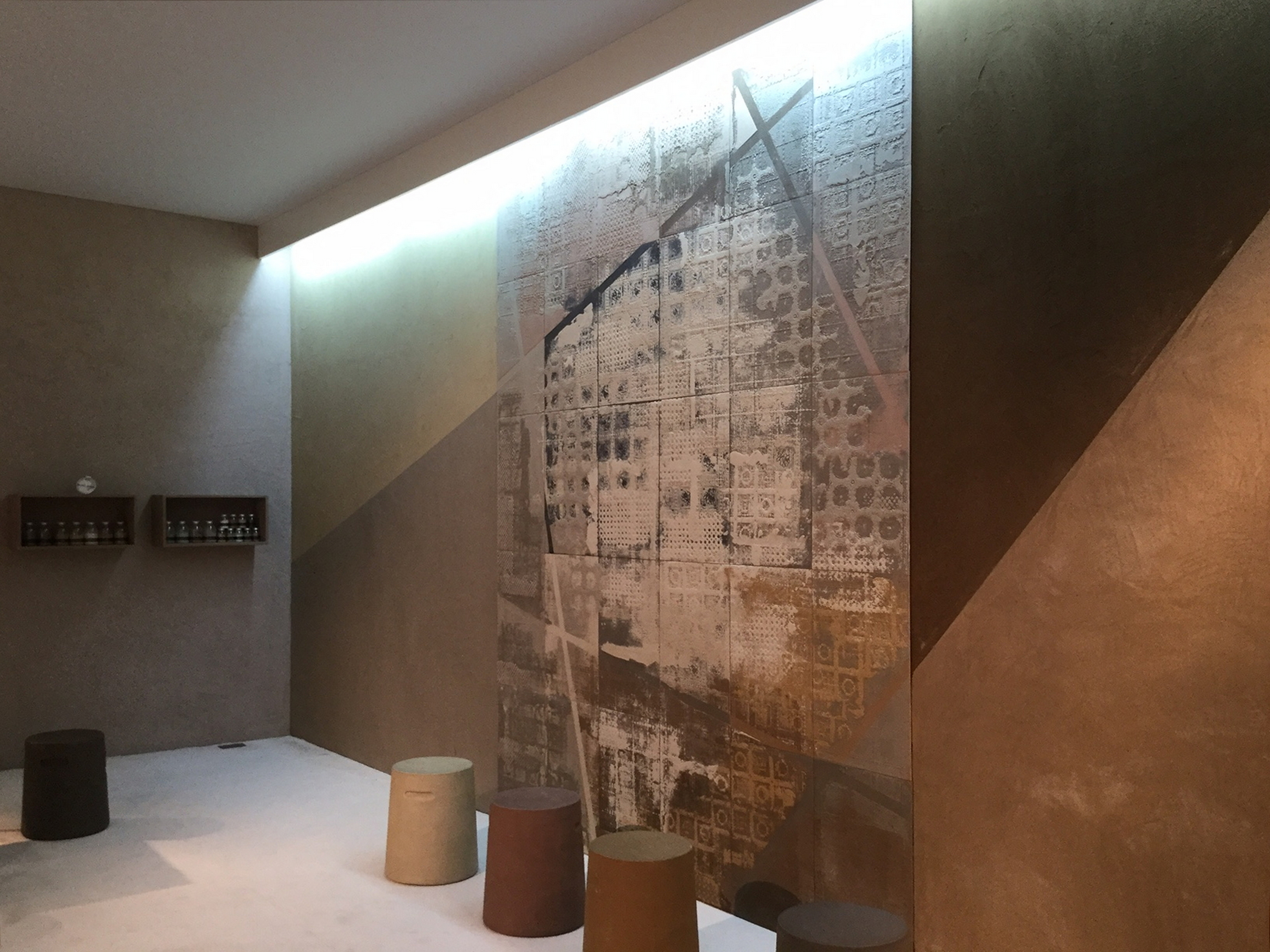 Matteo Brioni's stand in Downtown Design Dubai 2016 made with TerraEvoca 4 Layers Damasco Cammeo, Cacao, Cannella, Caffè and Pepe Nero colours, MultiTerra Smooth Cacao and TerraVista Smooth Cammeo, Cannella and Caffè colours