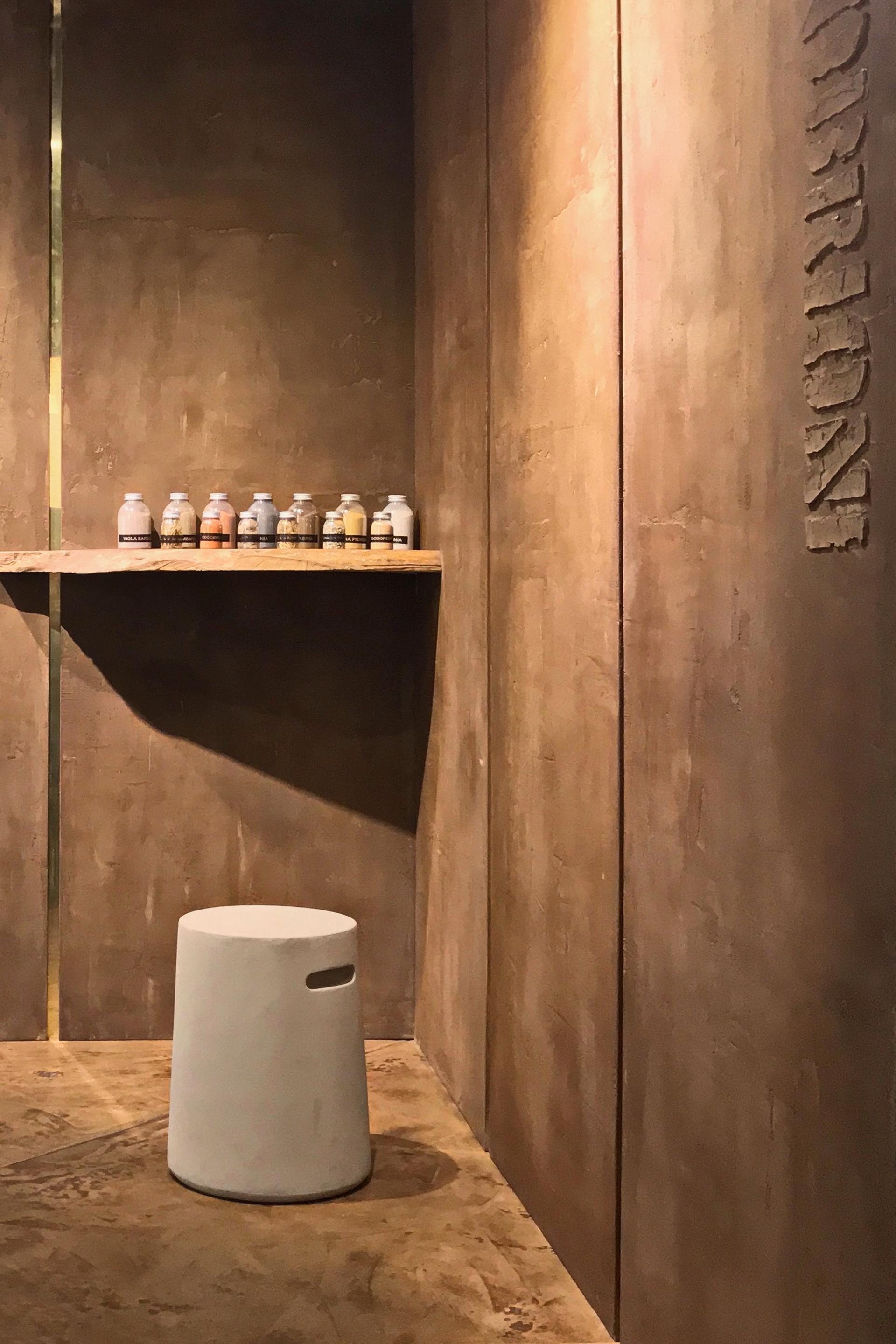 Matteo Brioni stand in ARCHITECT@WORK Kortrijk2017, vertical panels made with wabi sabi clay finishing plaster TerraVista Wabi Cacao, floor panels with mineral finishing TerraFloor Wabi Cacao