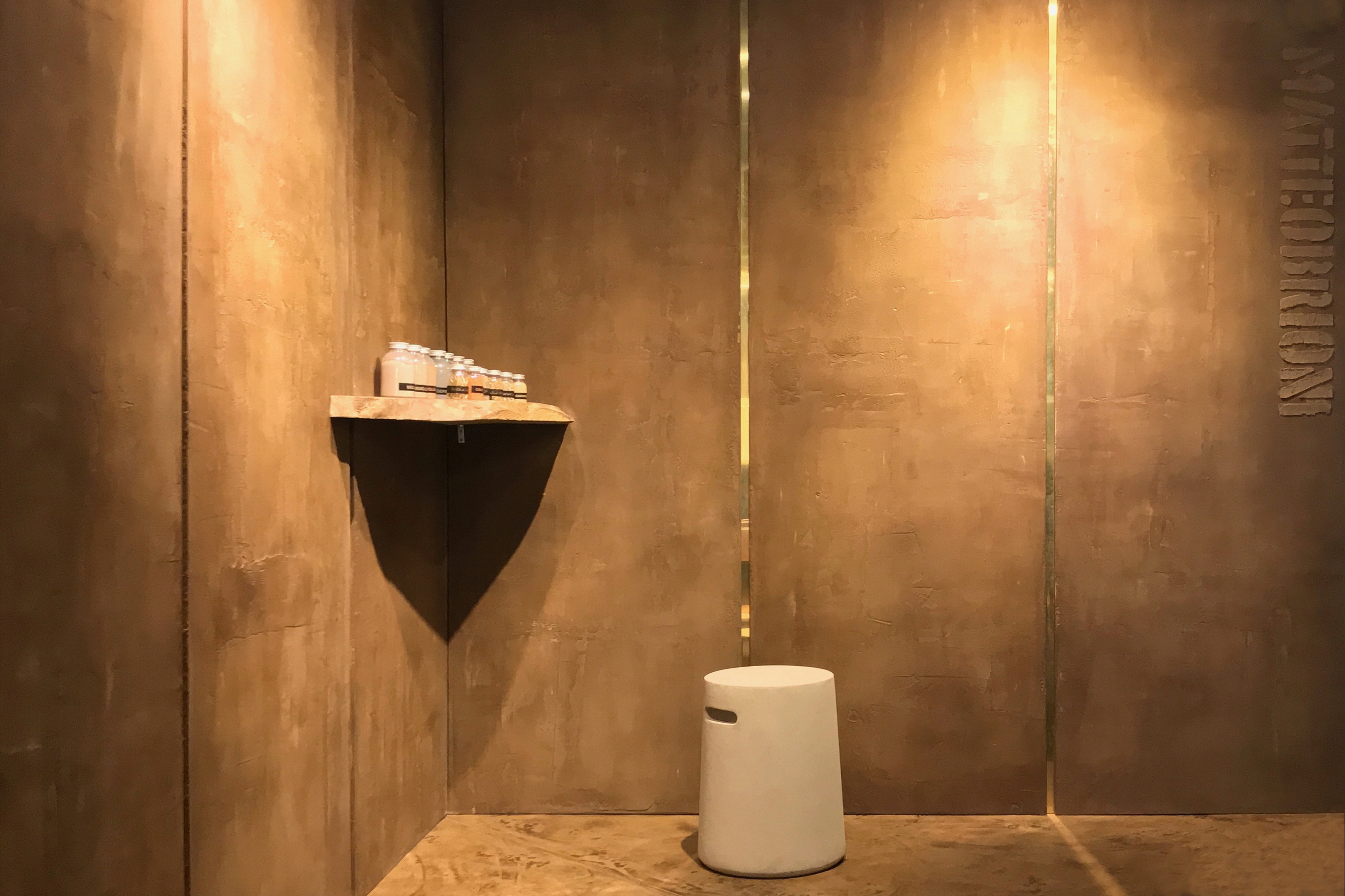 Matteo Brioni stand in ARCHITECT@WORK Kortrijk2017, vertical panels made with wabi sabi clay finishing plaster TerraVista Wabi Cacao, floor panels with mineral finishing TerraFloor Wabi Cacao