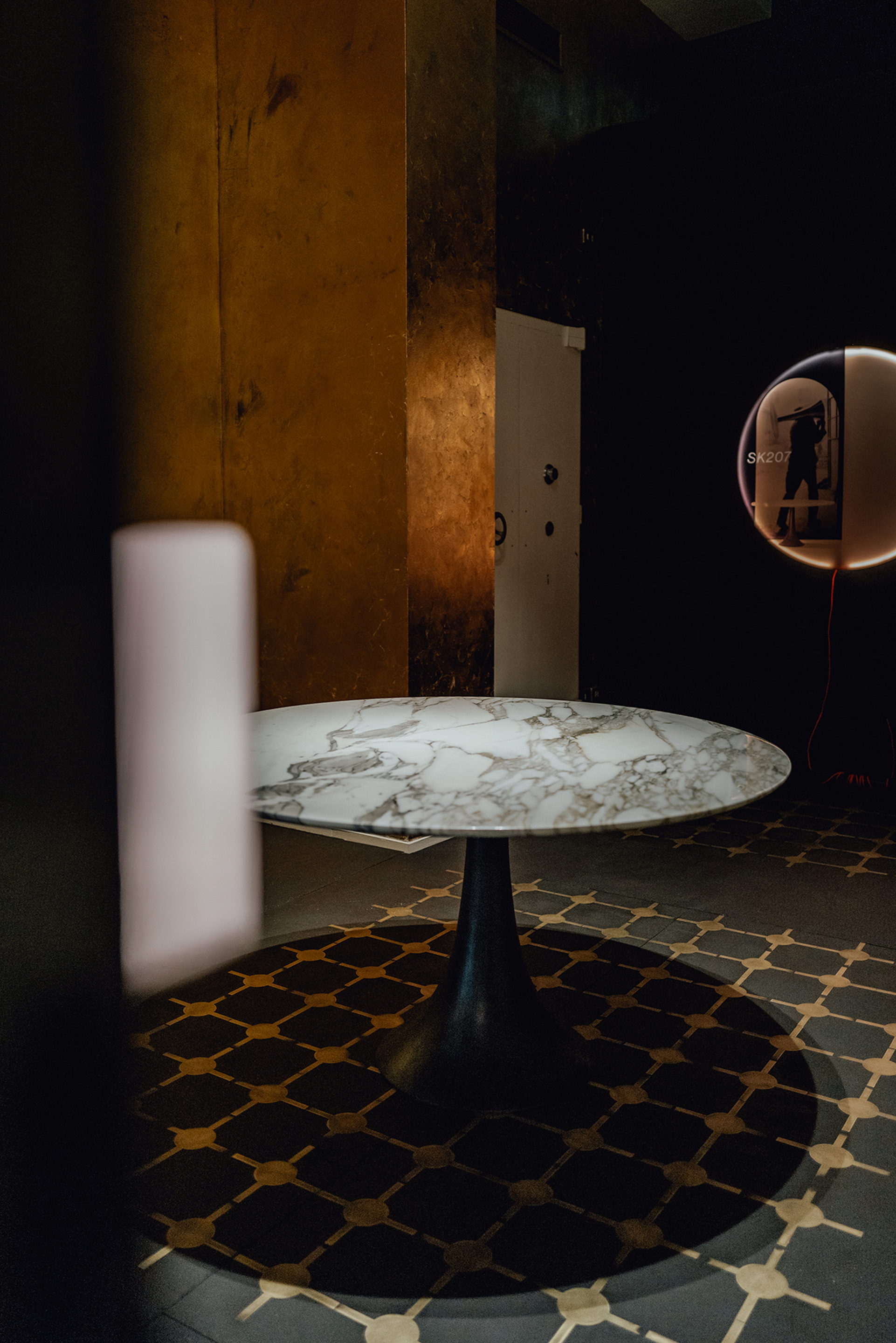 Agape Behibd the Scenes in Galleria Manzoni, Milan, made with Matteo Brioni's TerraTon Floor Smooth Pepe Nero with TerraFrame brass inserts by Marialaura Rossiello Studio Irvine, photo by Matteo Lavazza Seranto