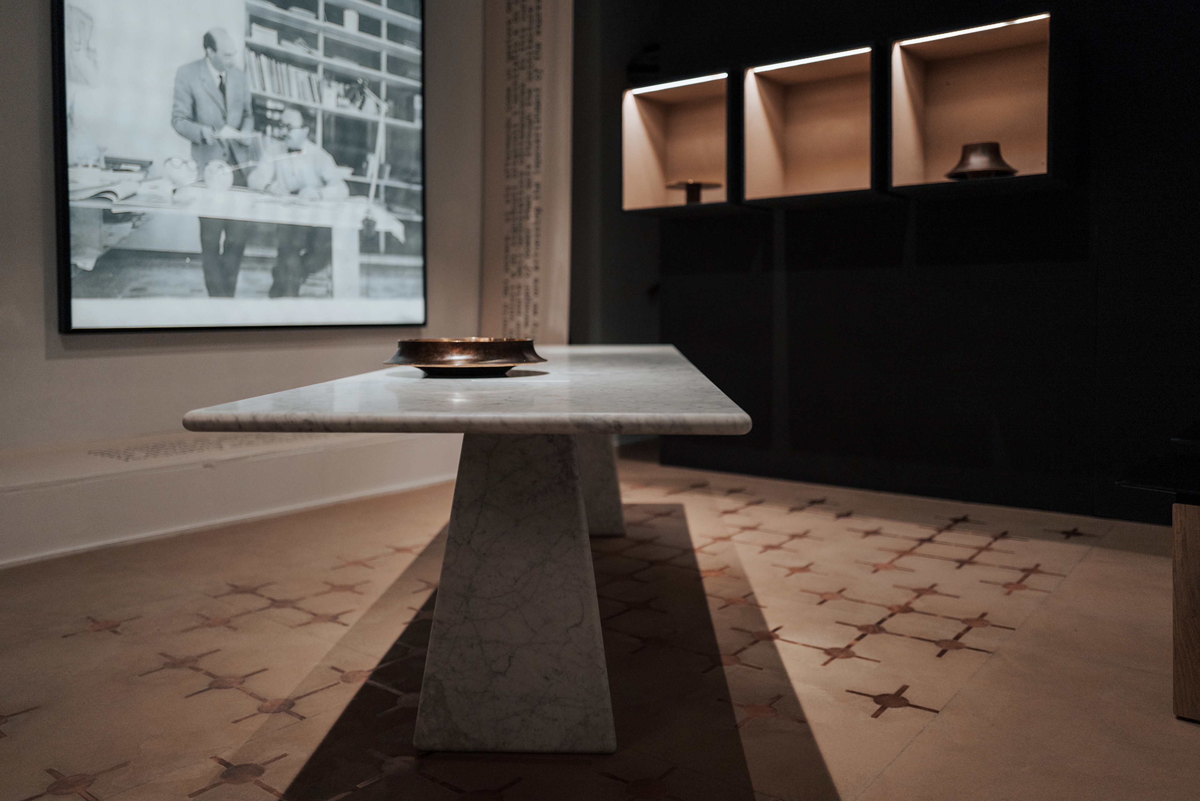 Agape Behibd the Scenes in Galleria Manzoni, Milan, made with Matteo Brioni's TerraTon Floor Smooth Cannella with TerraFrame brass inserts by Marialaura Rossiello Studio Irvine, photo by Matteo Lavazza Seranto