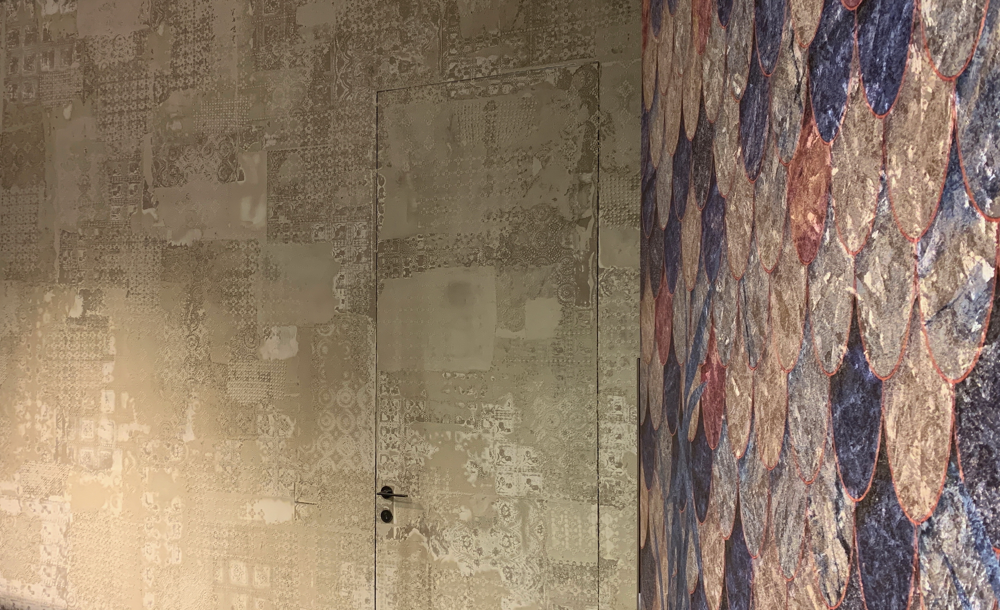 Showroom Squassabia in Verona made with Matteo Brioni's natural clay texture TerraEvoca 4 Layers with Plus customization, Panna and Sale Grigio colours