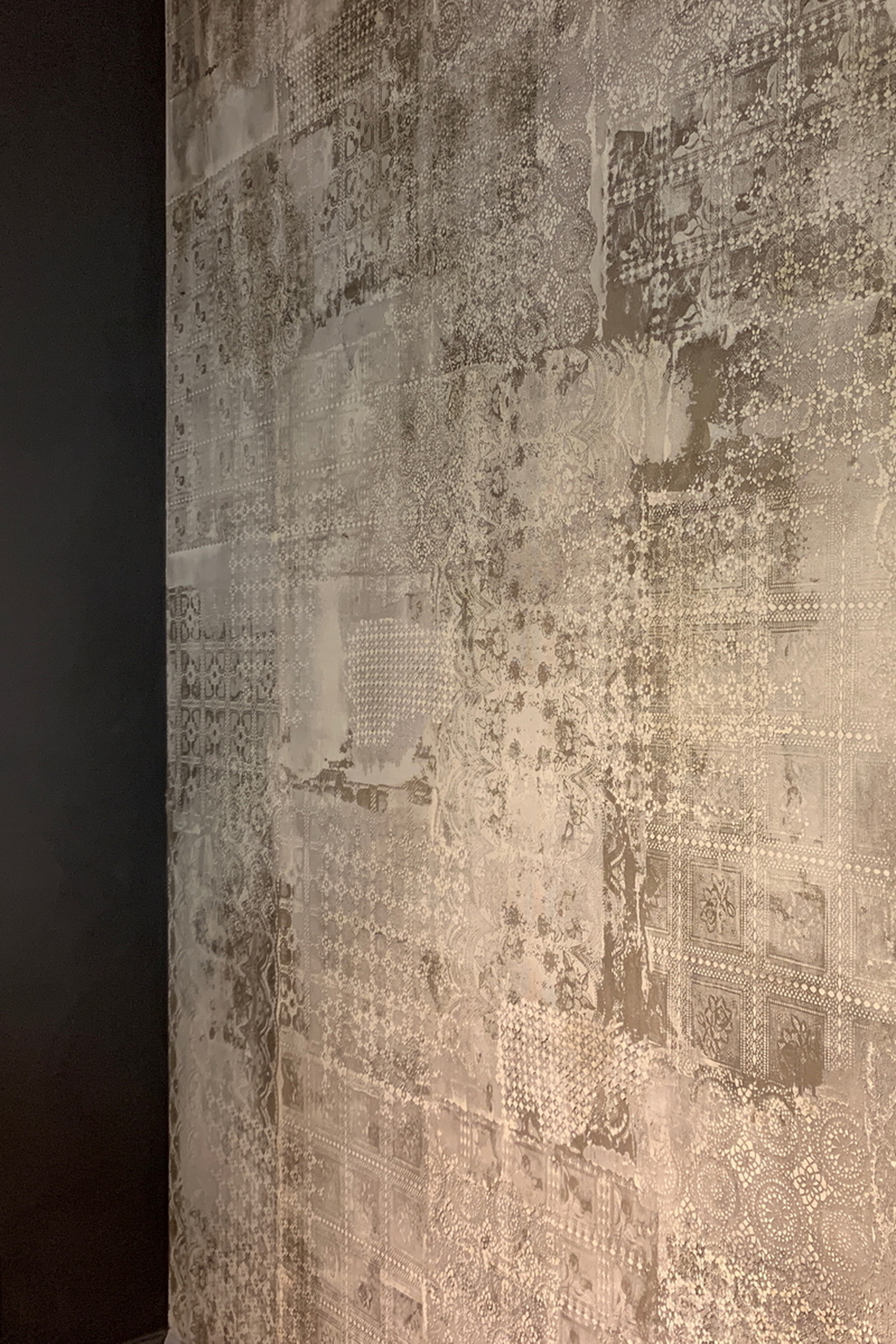 Showroom Squassabia in Verona made with Matteo Brioni's natural clay texture TerraEvoca 4 Layers with Plus customization, Panna and Sale Grigio colours