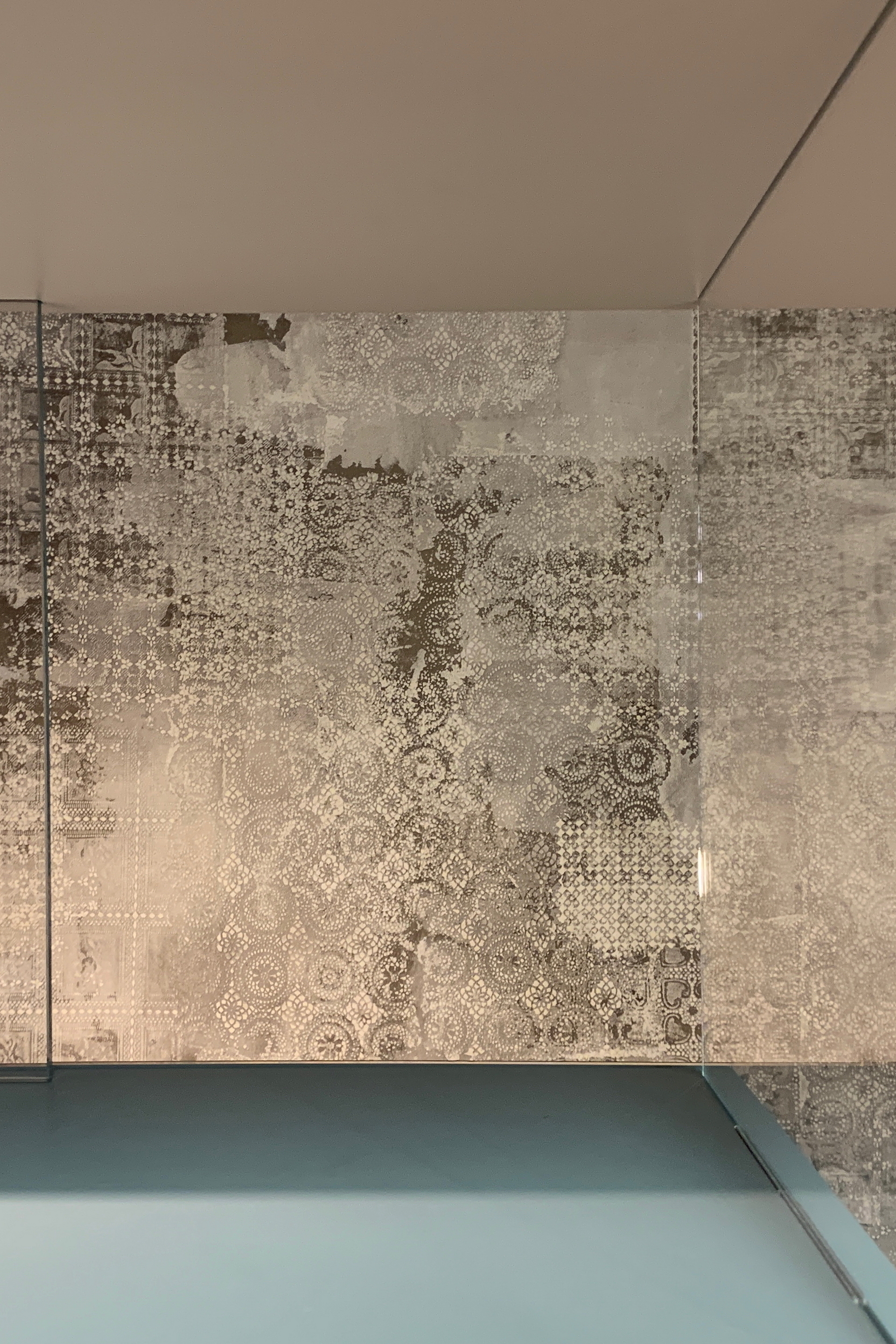 Showroom Squassabia in Verona made with Matteo Brioni's natural clay texture TerraEvoca 4 Layers with Plus customization, Panna and Sale Grigio colours